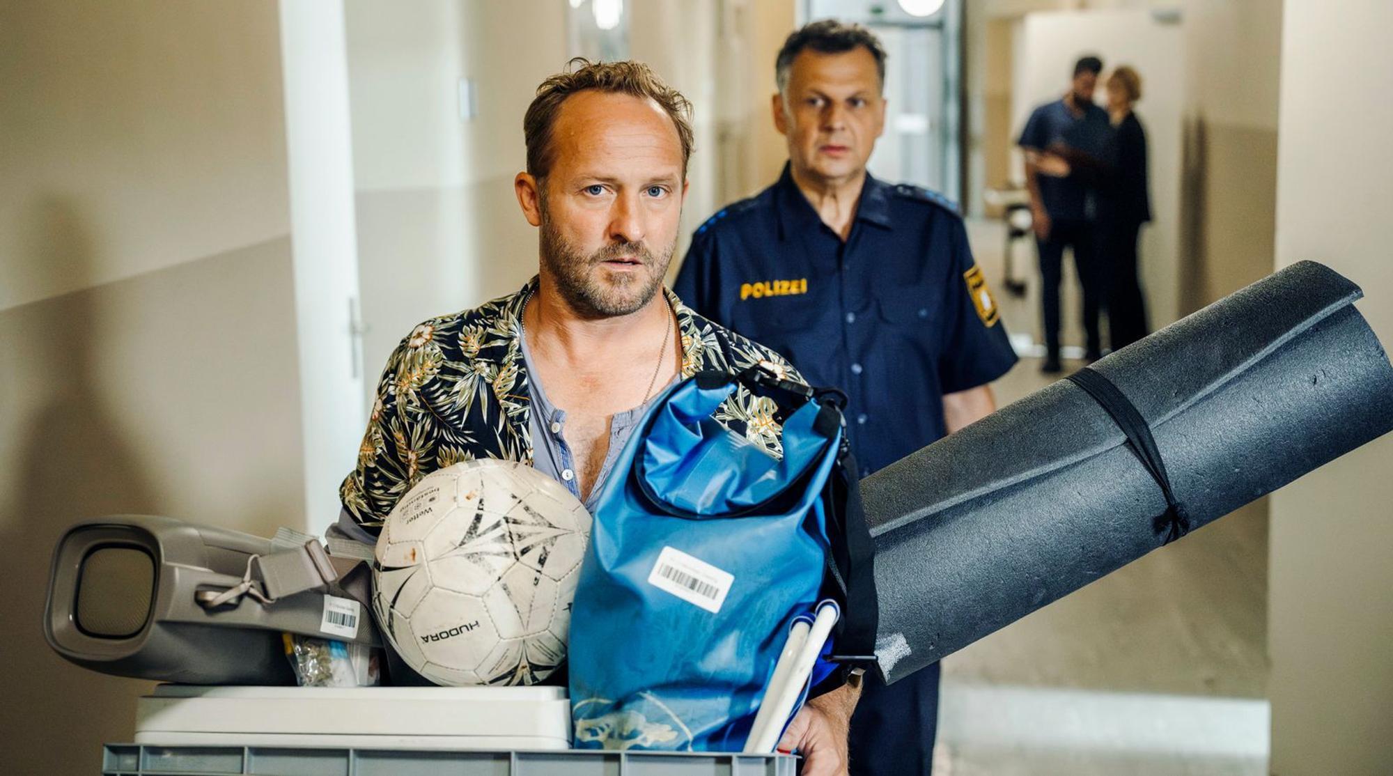 Mit seinen Alleingängen raubt Eddie (Maximilian Brückner, links) seinem Kollegen Carlo (Gerhard Wittmann) noch den letzten Nerv. (Bild: ARD Degeto Film/new!move films/Hendrik Heiden)