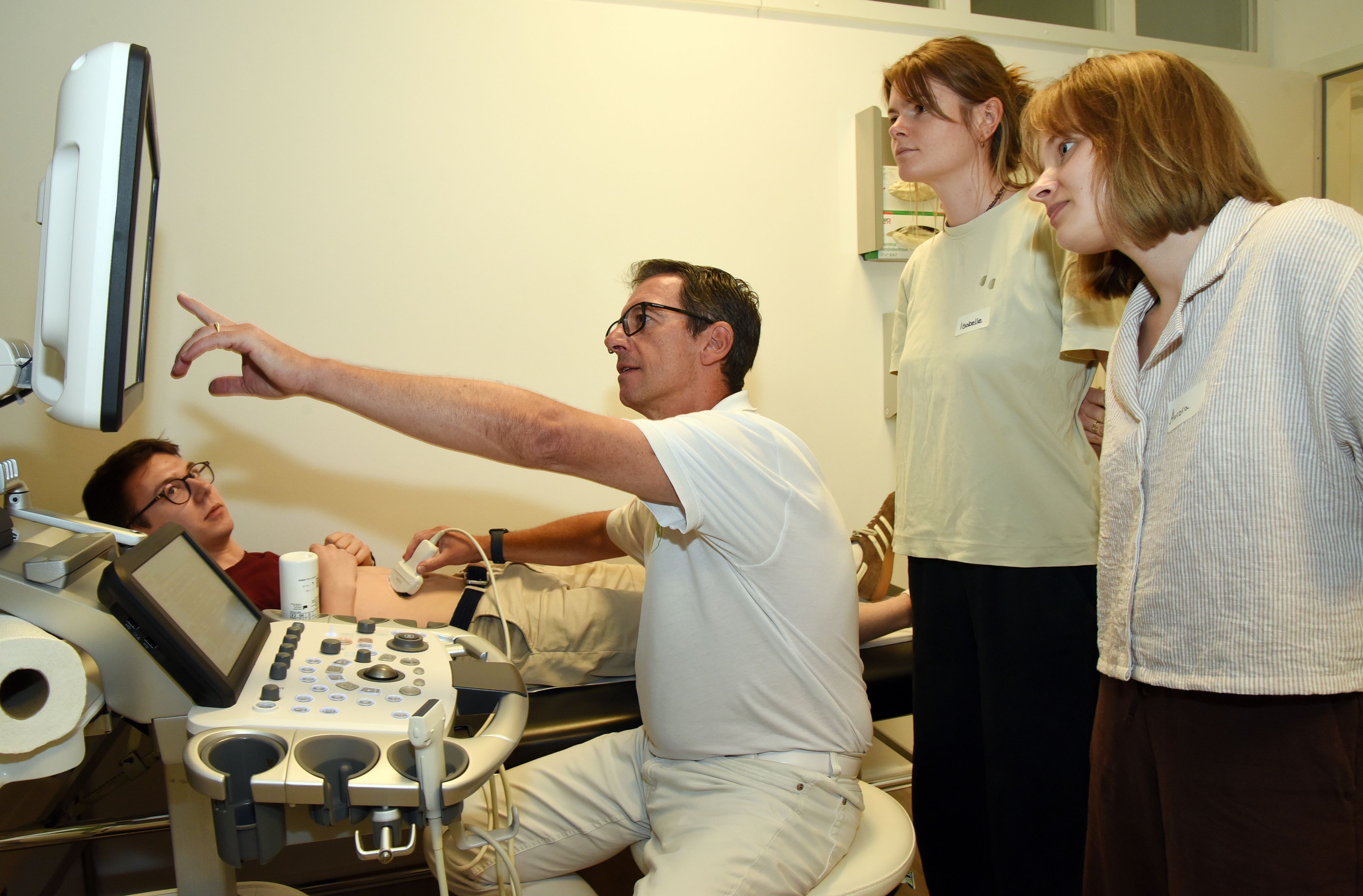 Christian Franchy zeigt den jungen Studierenden das Ultraschallgerät.
