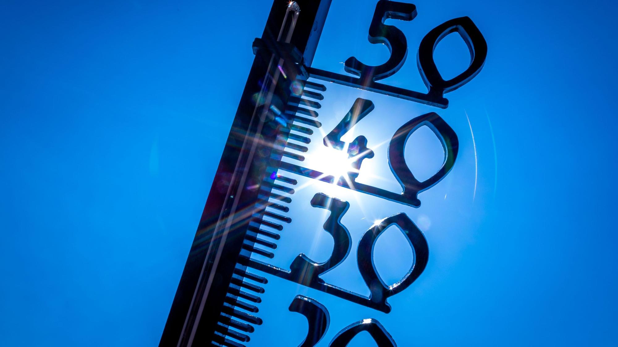 Ein Außenthermometer zeigt eine Temperatur von knapp 40 Grad an.
