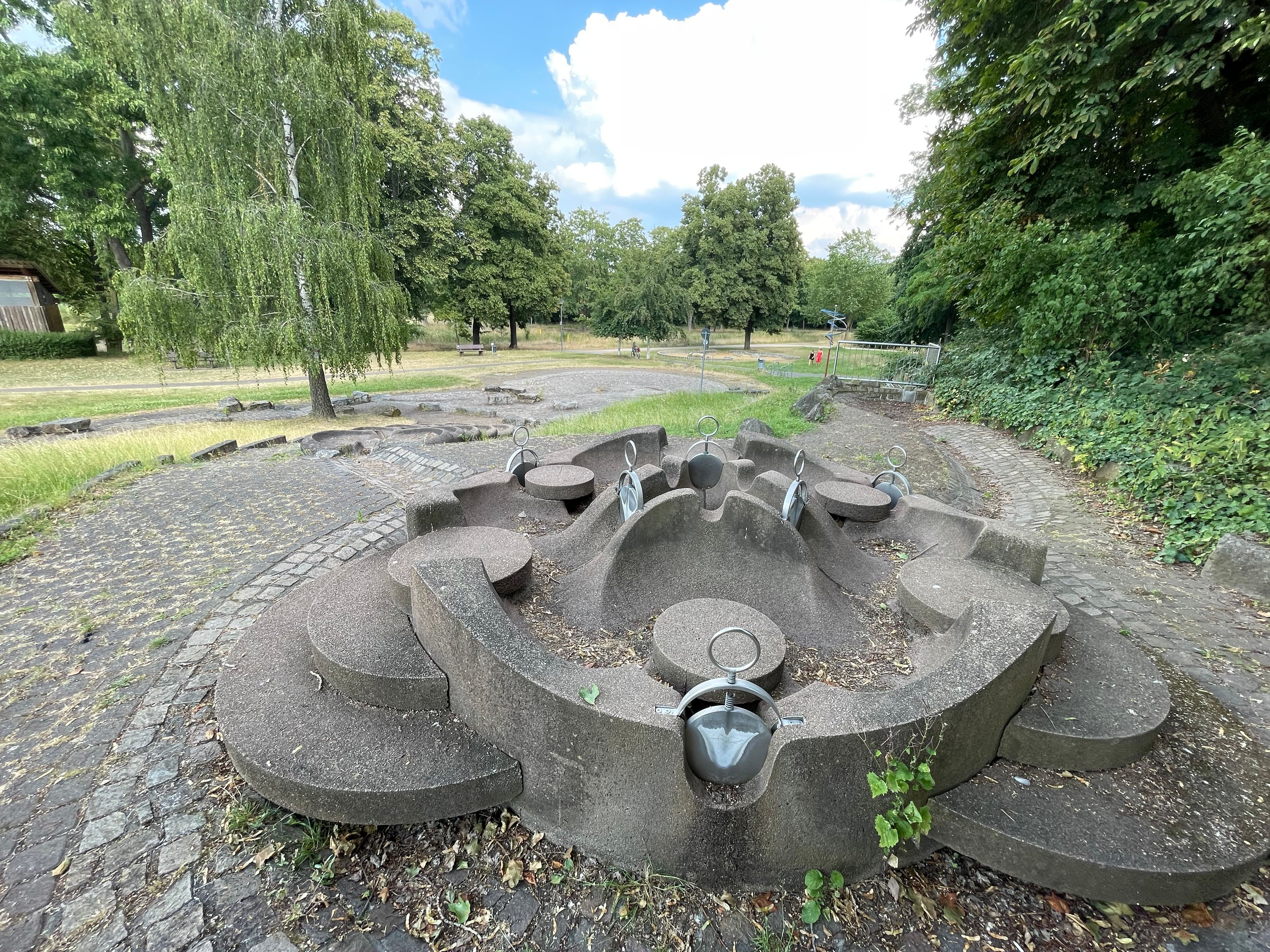 Der Wasserspielplatz der Stadt Euskirchen im Erftpark liegt immer noch trocken.