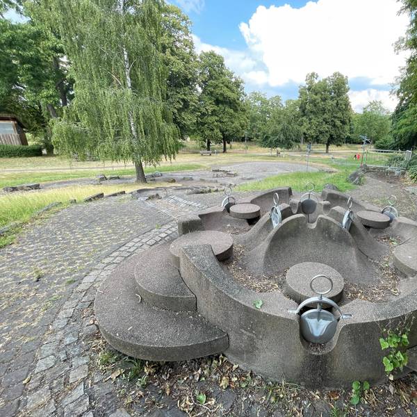 Der Wasserspielplatz der Stadt Euskirchen im Erftpark liegt immer noch trocken.