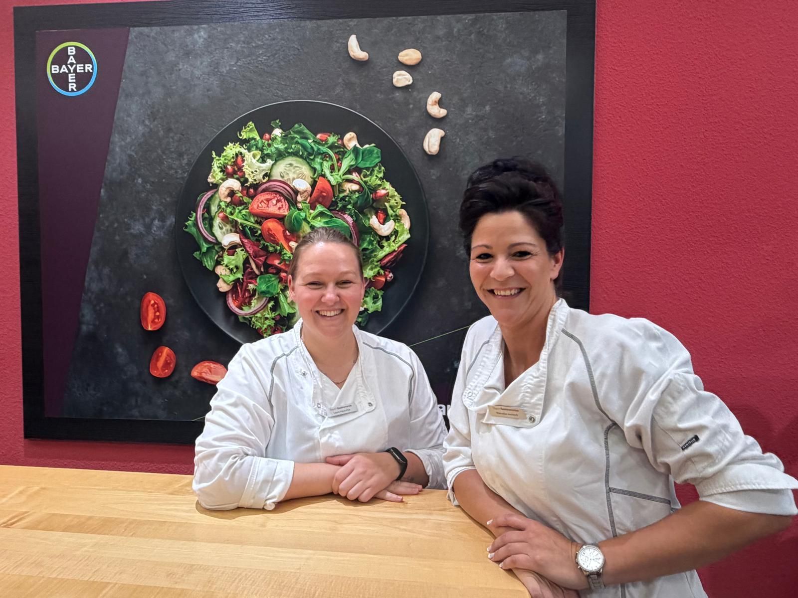 Organisation hinter den Kulissen: Laura Hauschke und Manuela Jaenisch koordinieren die Abläufe in der Bayer-Kantine.