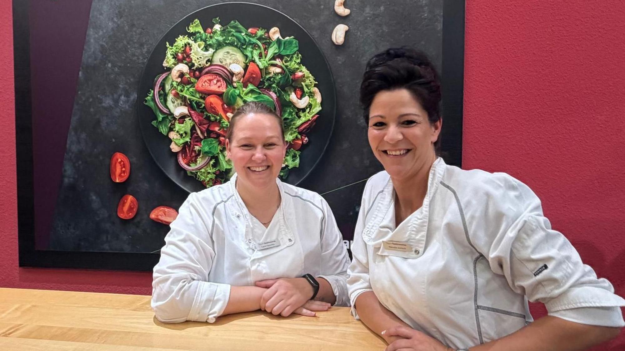 Organisation hinter den Kulissen: Laura Hauschke und Manuela Jaenisch koordinieren die Abläufe in der Bayer-Kantine.