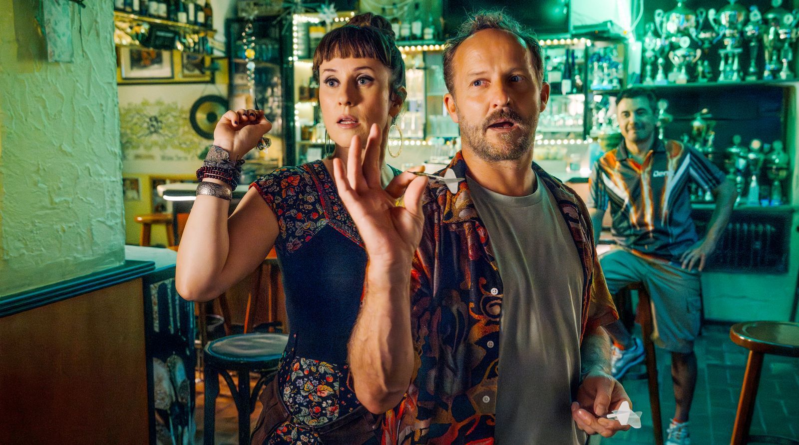 In der Bar von Deniz (Ercan Karacayli, rechts) kommen sich Frau Schröder (Marlene Morreis) und Eddie (Maximilian Brückner) näher.  (Bild: ARD Degeto Film/new!move films/Hendrik Heiden)