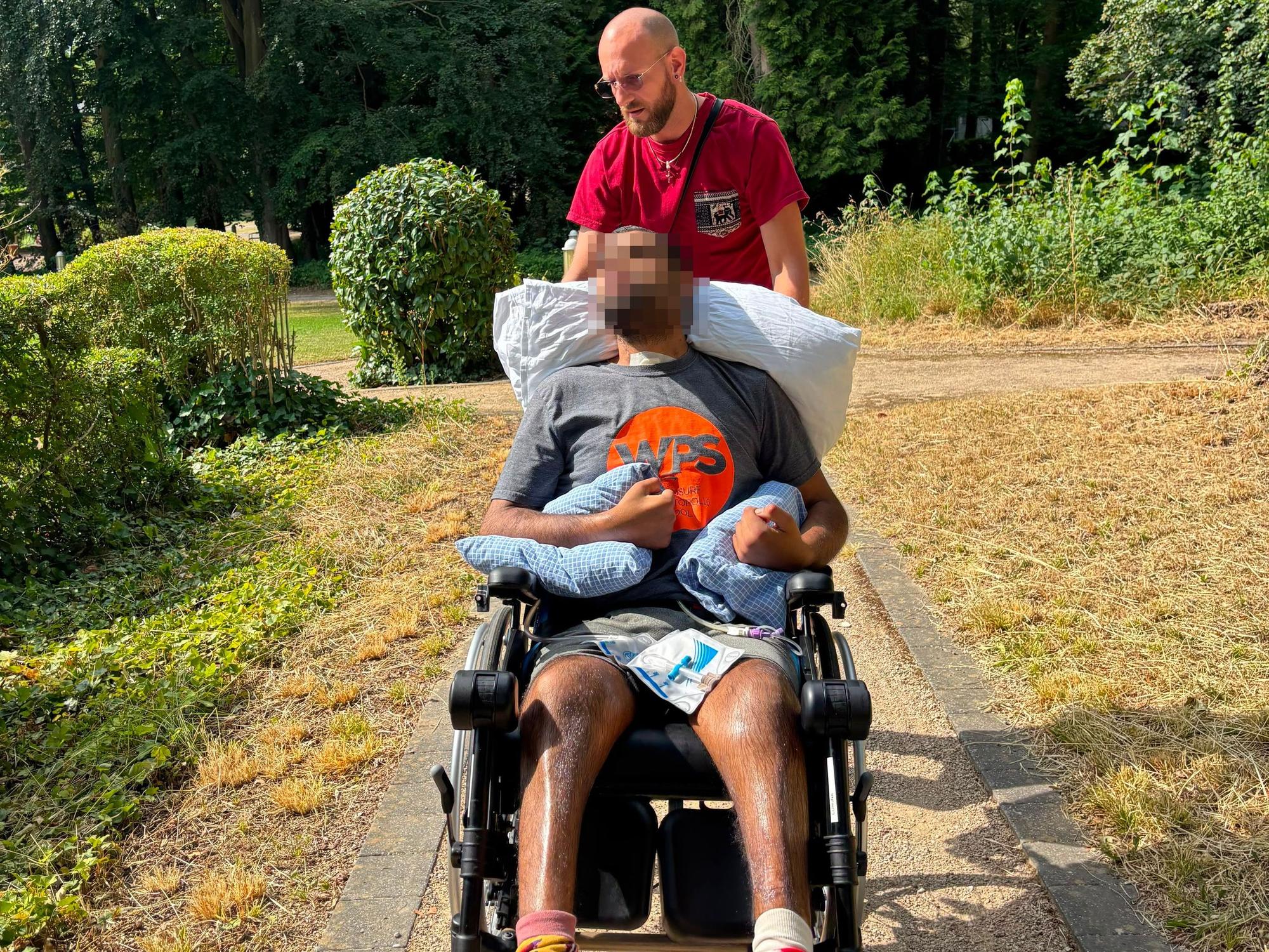 Das Foto zeigt Pedro Corona Monate nach dem Polizeieinsatz gemeinsam mit seinem Freund.
