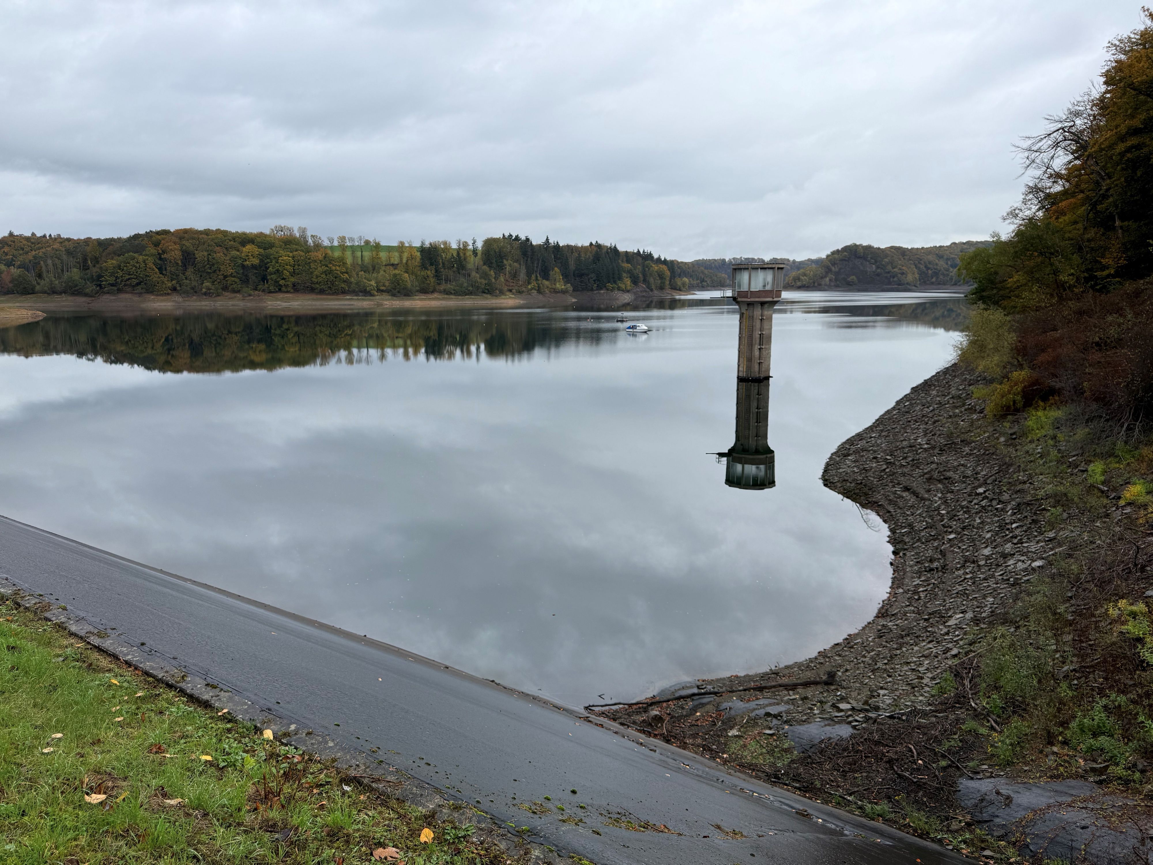 Blick auf die Wahnbachtalsperre mit einem Füllstand von rund 60 Prozent im vergangenen Jahr 2025. (Archivfoto)