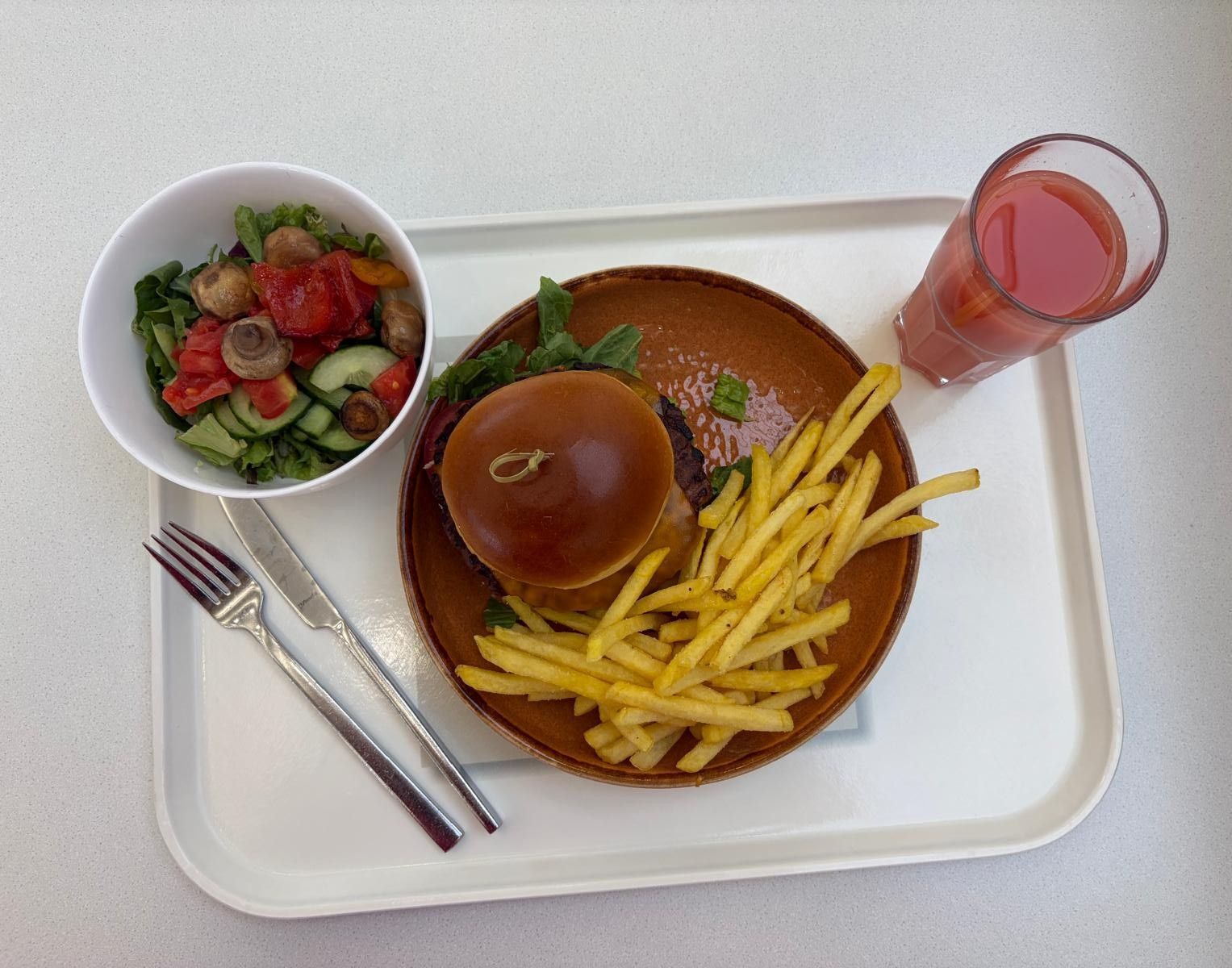 Veggieburger, Salat und Grapefruitsaft – so kann ein Mittagessen in der Bayerkantine aussehen.