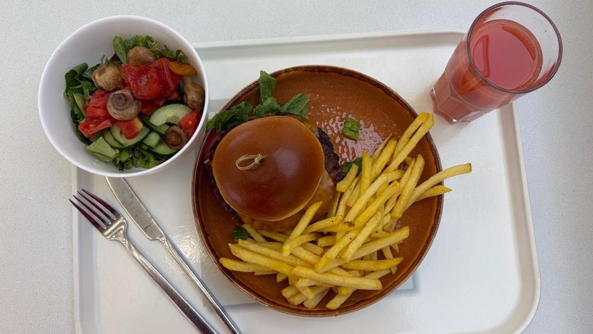 Veggieburger, Salat und Grapefruitsaft – so kann ein Mittagessen in der Bayerkantine aussehen.