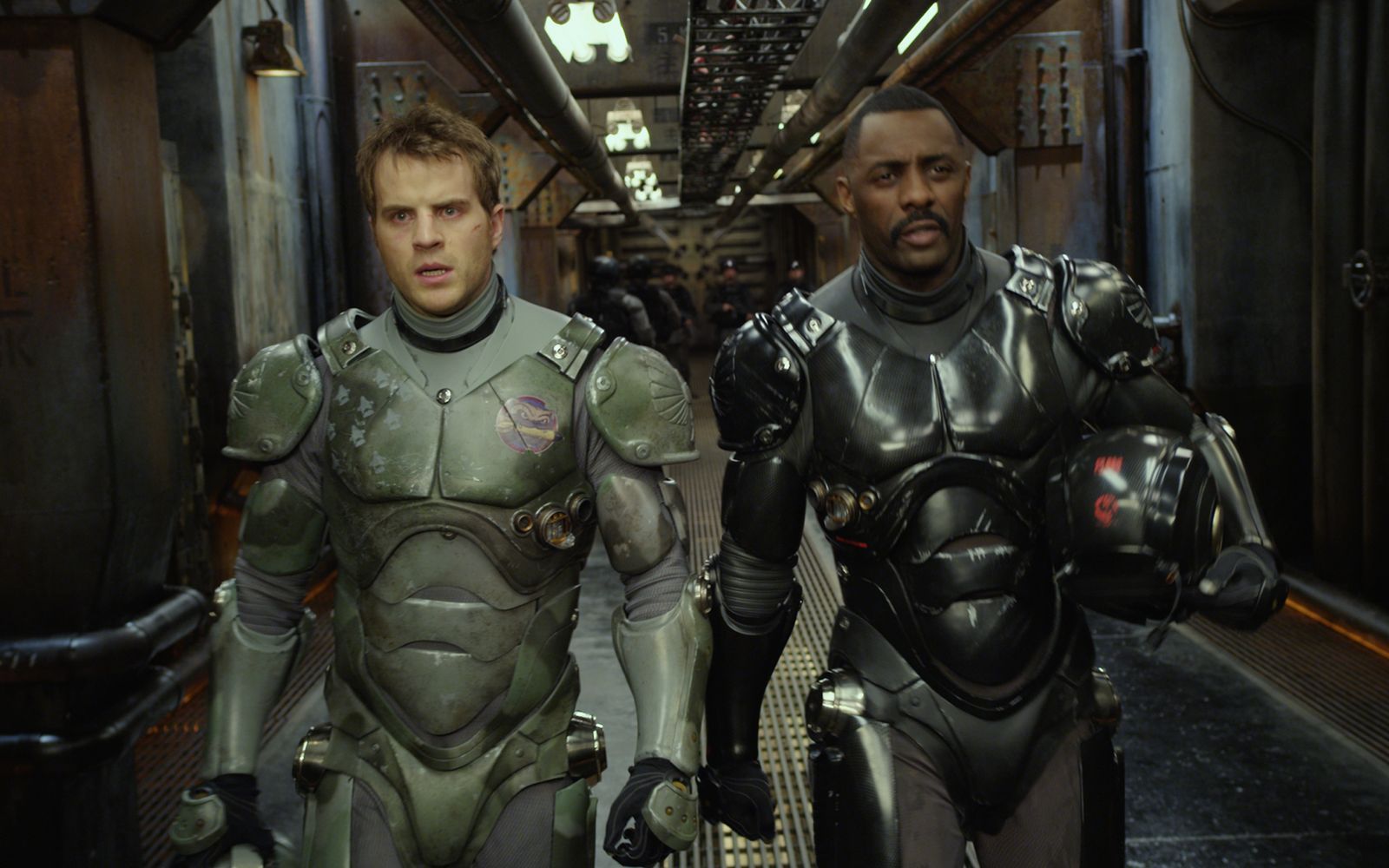 Pilot Becket (Charlie Hunnam, links, mit Idris Elba) kämpft für die Zukunft der Menschheit.  (Bild:  RTL / 2013 Warner Bros. Entertainment Inc. and Legendary Pictures Funding, LLC)