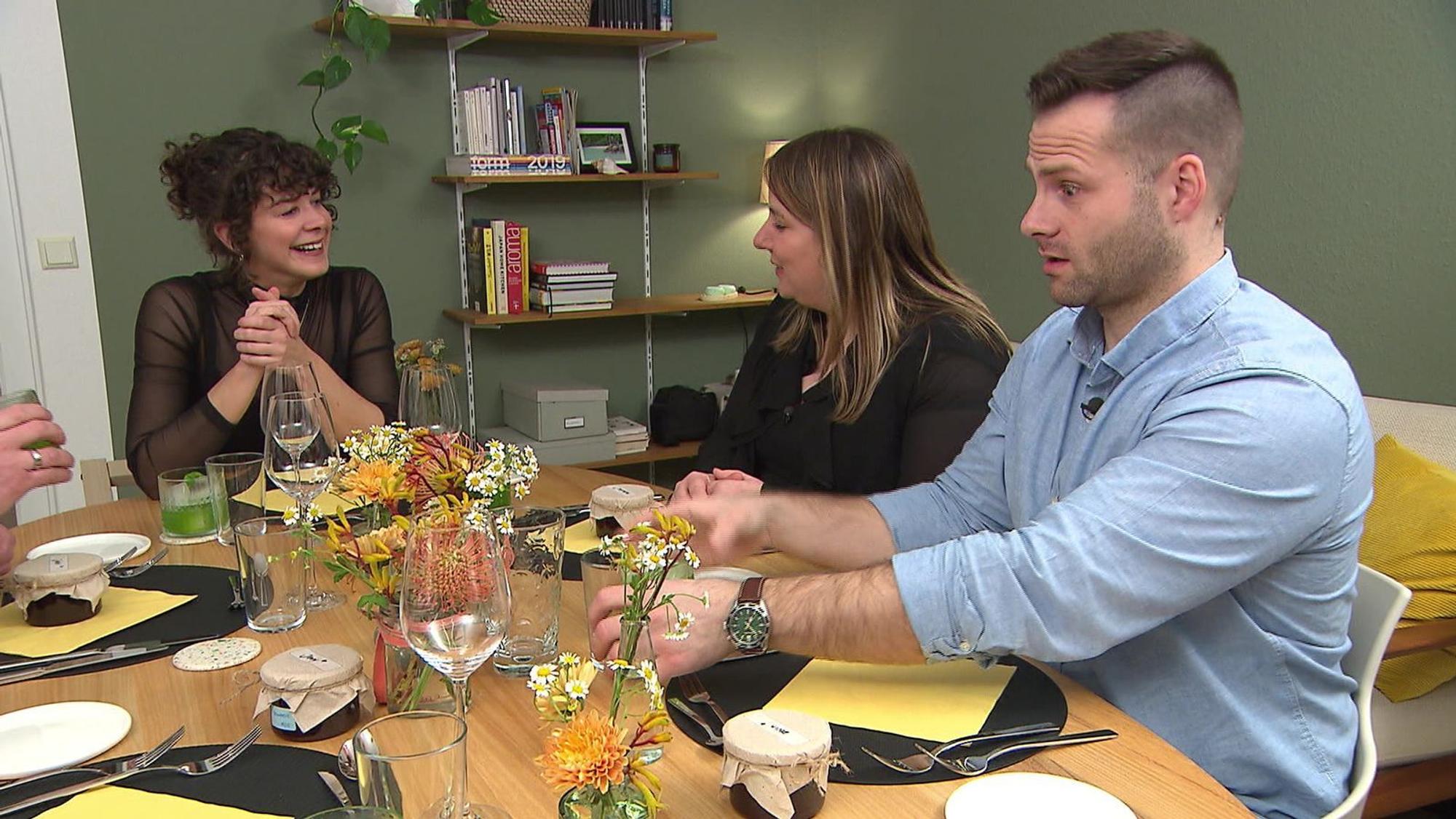 Michelle und Kevin sind begeistert von Julias Dinner. (Bild: RTL)