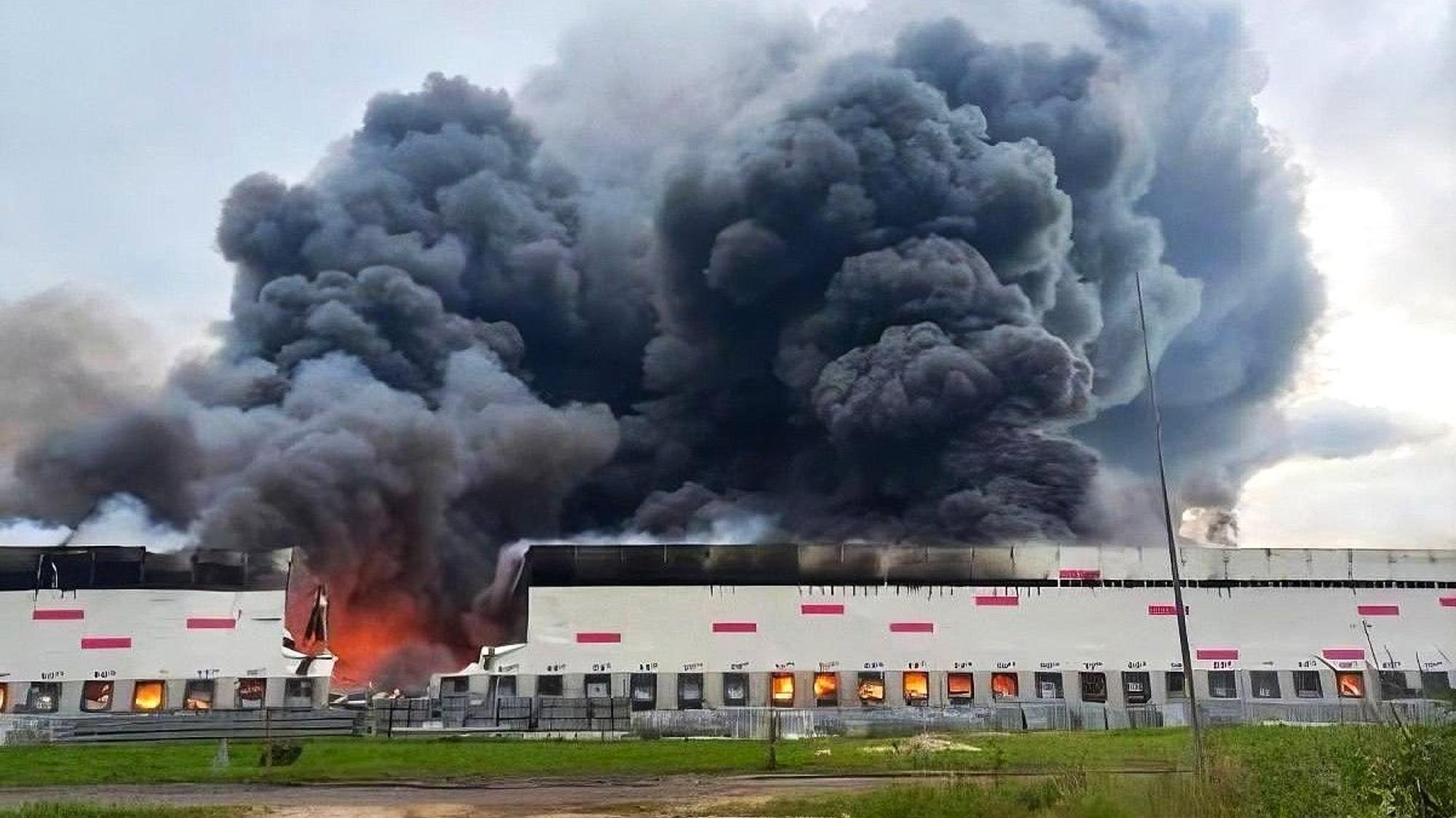 Ein Screenshot aus einem Video soll einen Großbrand in einer Wildberries-Lagerhalle in Rjasan zeigen. (Archivbild)