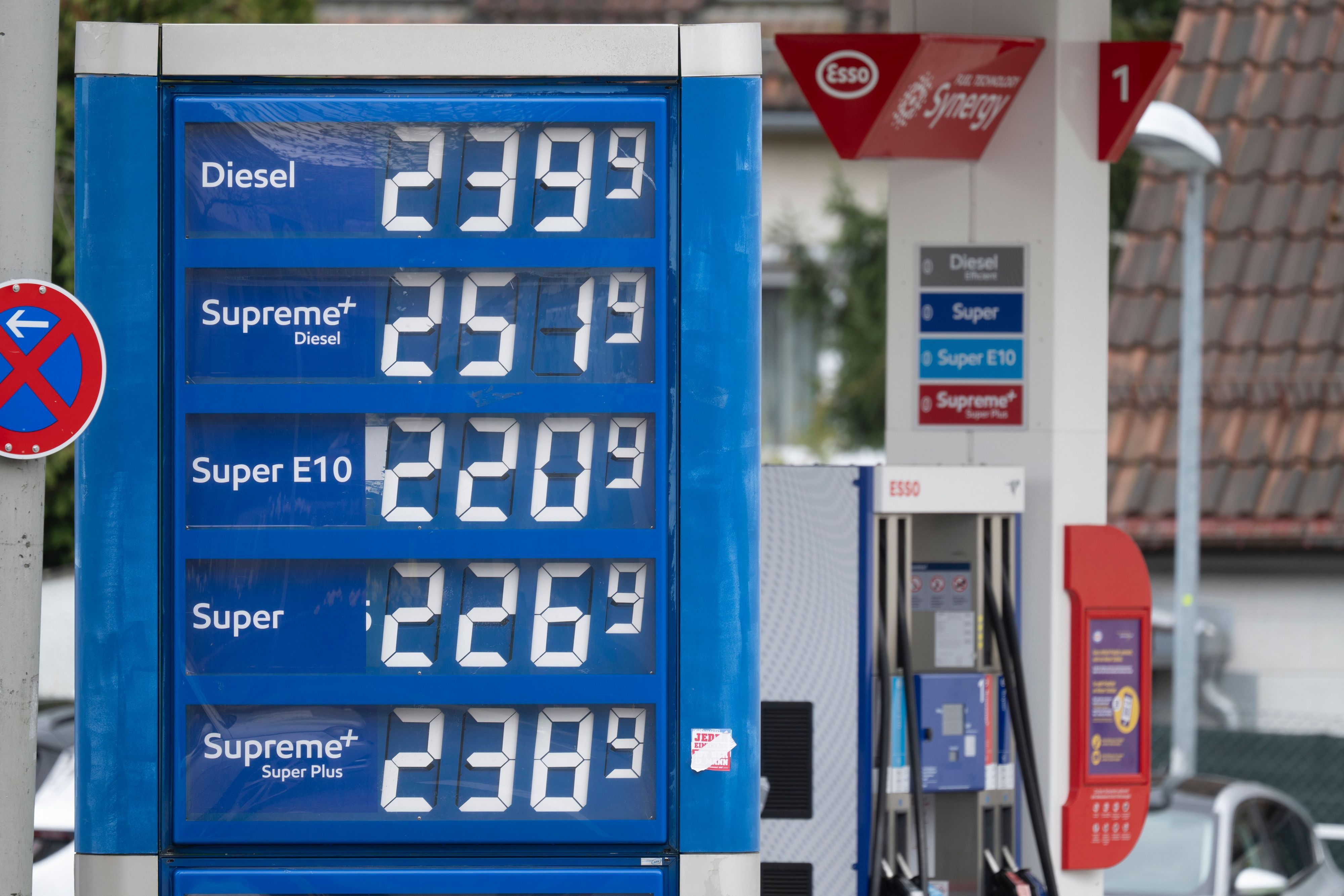 Blick auf die Anzeigetafel einer Tankstelle um 12:01 Uhr. Die SPD-Opposition hat die nordrhein-westfälische Landesregierung aufgefordert, energisch gegen Benzinpreis-Abzocke an Tankstellen und Verstöße gegen die 12-Uhr-Regel vorzugehen.
