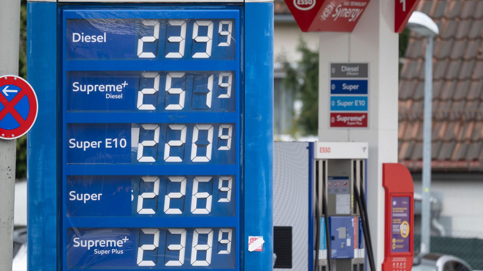 Blick auf die Anzeigetafel einer Tankstelle um 12:01 Uhr. Die SPD-Opposition hat die nordrhein-westfälische Landesregierung aufgefordert, energisch gegen Benzinpreis-Abzocke an Tankstellen und Verstöße gegen die 12-Uhr-Regel vorzugehen.