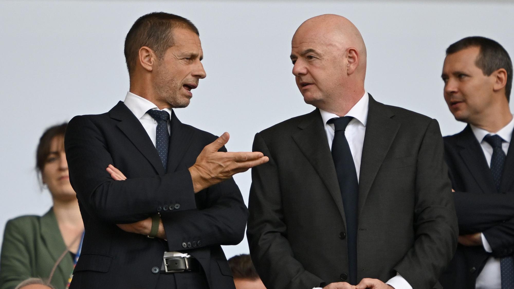 ARCHIV - 29.06.2024, Berlin: Fußball, UEFA Euro 2024, EM, Schweiz - Italien, Finalrunde, Achtelfinale, Olympiastadion Berlin, UEFA-Präsident Aleksander Ceferin (l) und FIFA-Präsident Gianni Infantino auf der Tribüne. (zu dpa: «Empörung aus Europa: Was Infantinos WM-Plan bedeutet») Foto: Robert Michael/dpa +++ dpa-Bildfunk +++