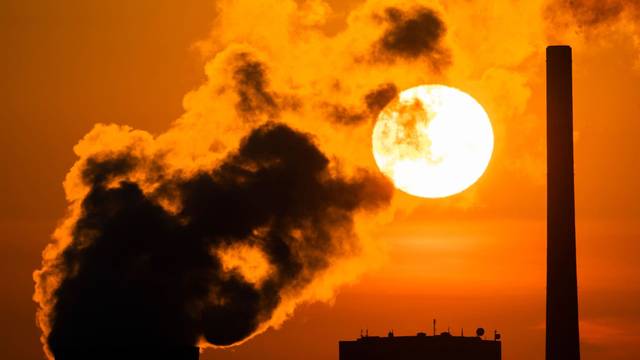 Die Sonne geht hinter einem Kohlekraftwerk in Niedersachsen auf.