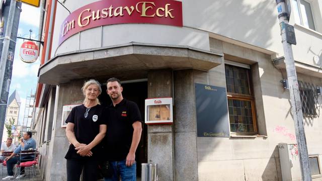 Dagmar und Jonathan Sittler vor der Eingangstür des neuen „Gustav Ecks“.