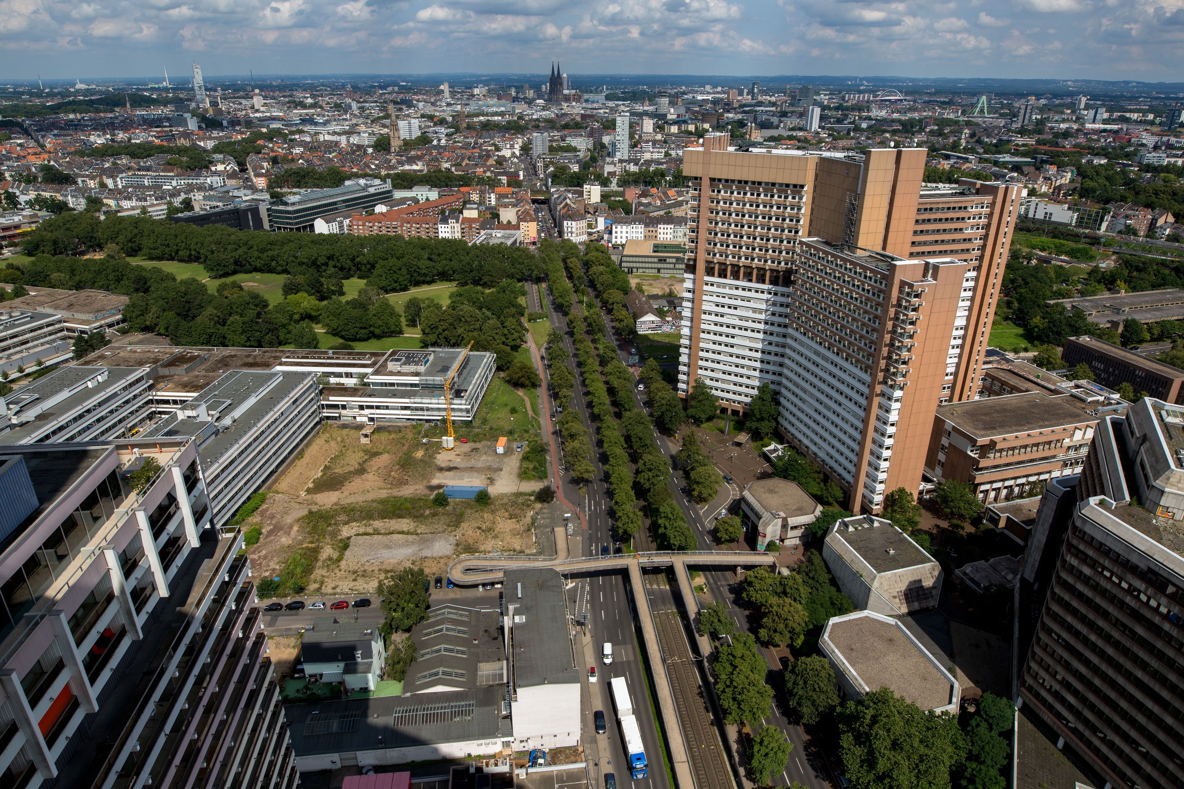 Blick auf die Luxemburger Straße Richtung Kölner Dom. Im Bild auch Landgericht und  Amtsgericht.