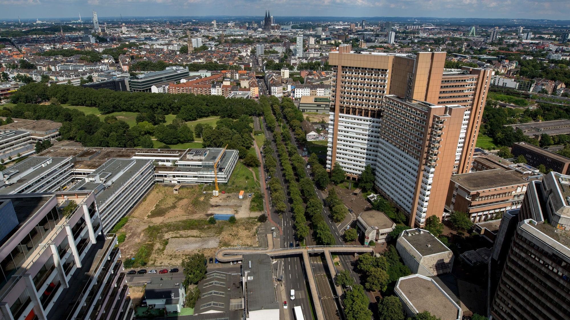 Blick auf die Luxemburger Straße Richtung Kölner Dom. Im Bild auch Landgericht und Amtsgericht.