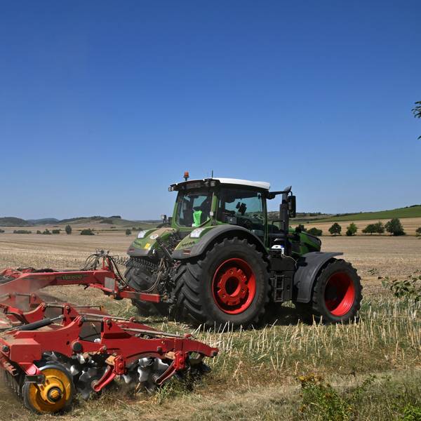 Ein Landwirt arbeitet auf dem staubigen Feld.