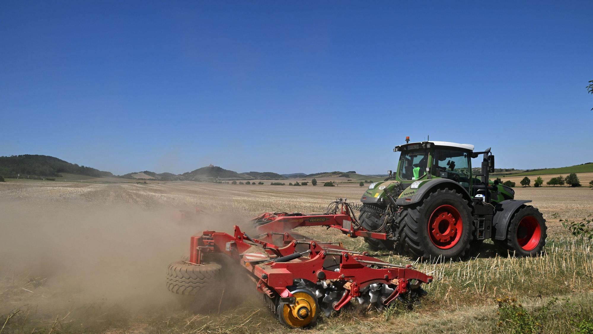 Ein Landwirt arbeitet auf dem staubigen Feld.