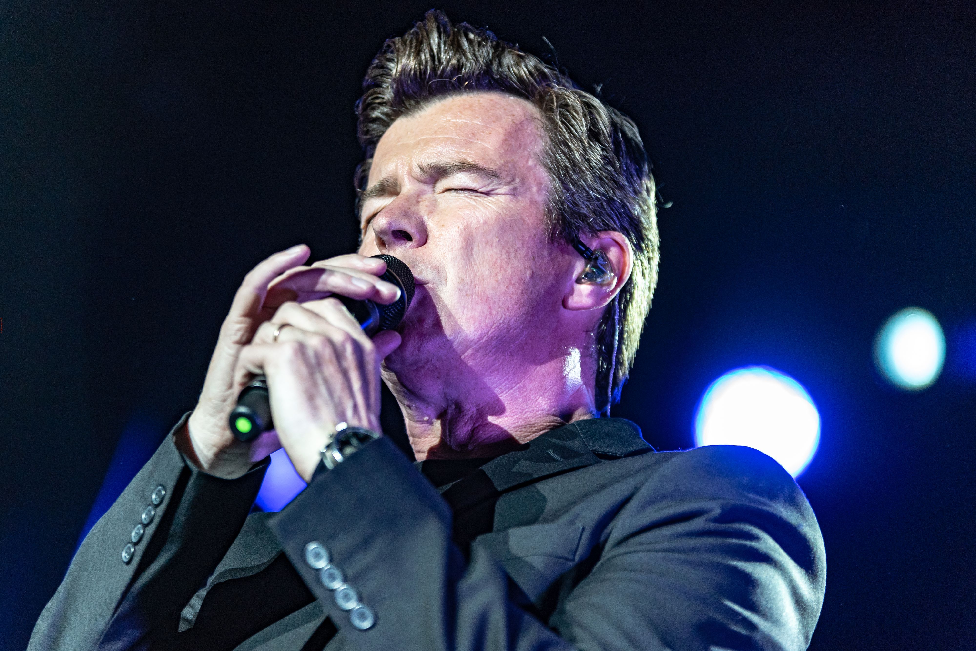 Rick Astley, britischer Sänger, während seiner Beautifullife-Tour 2018 in Köln