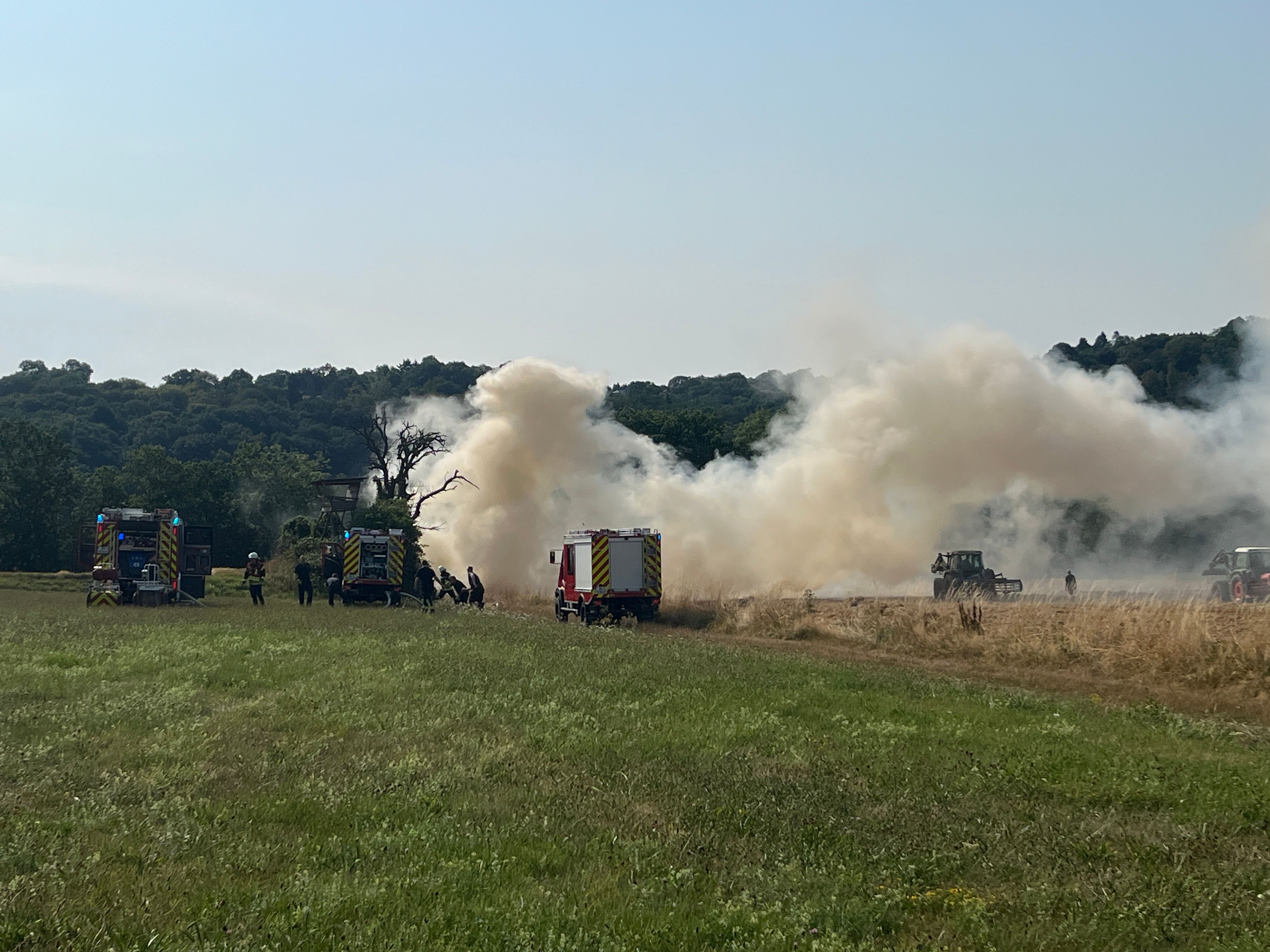 Auf einem Feld bei Hennef-Auel hat es auf rund 2000 Quadratmeter Fläche eines Stoppelfeldes gebrannt.