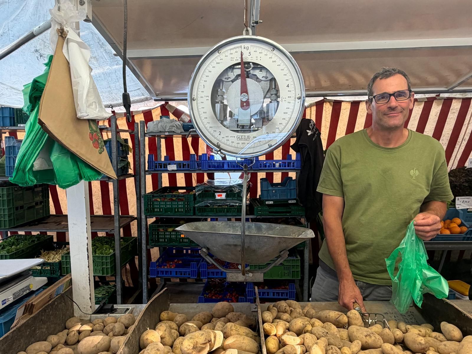 Zwischen Obstkisten und Gesprächen: Markus Frenken vom Frenkenhof gehört für viele Stammkunden zum Wochenmarkt in Opladen dazu.