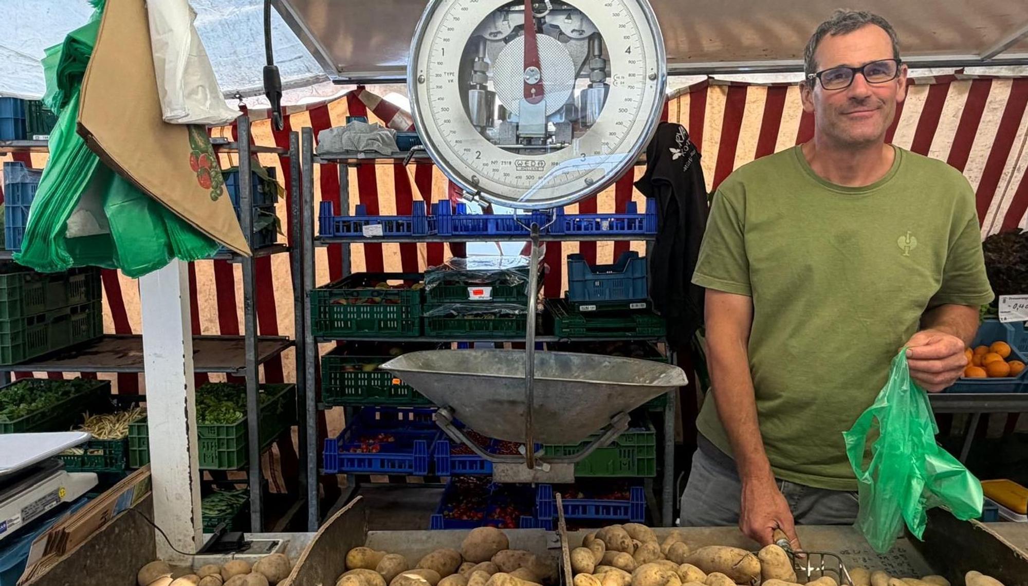 Zwischen Obstkisten und Gesprächen: Markus Frenken vom Frenkenhof gehört für viele Stammkunden zum Wochenmarkt in Opladen dazu.