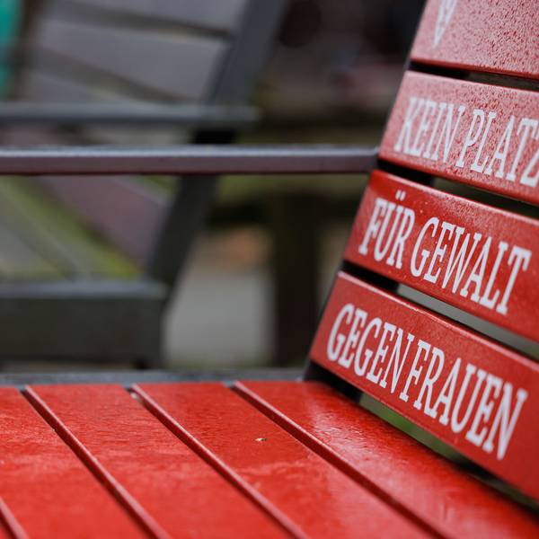 Jede dritte Frau in Deutschland erlebt körperliche und/oder sexualisierte Gewalt: Eine Bank in Münster macht darauf aufmerksam (Symbolbild).