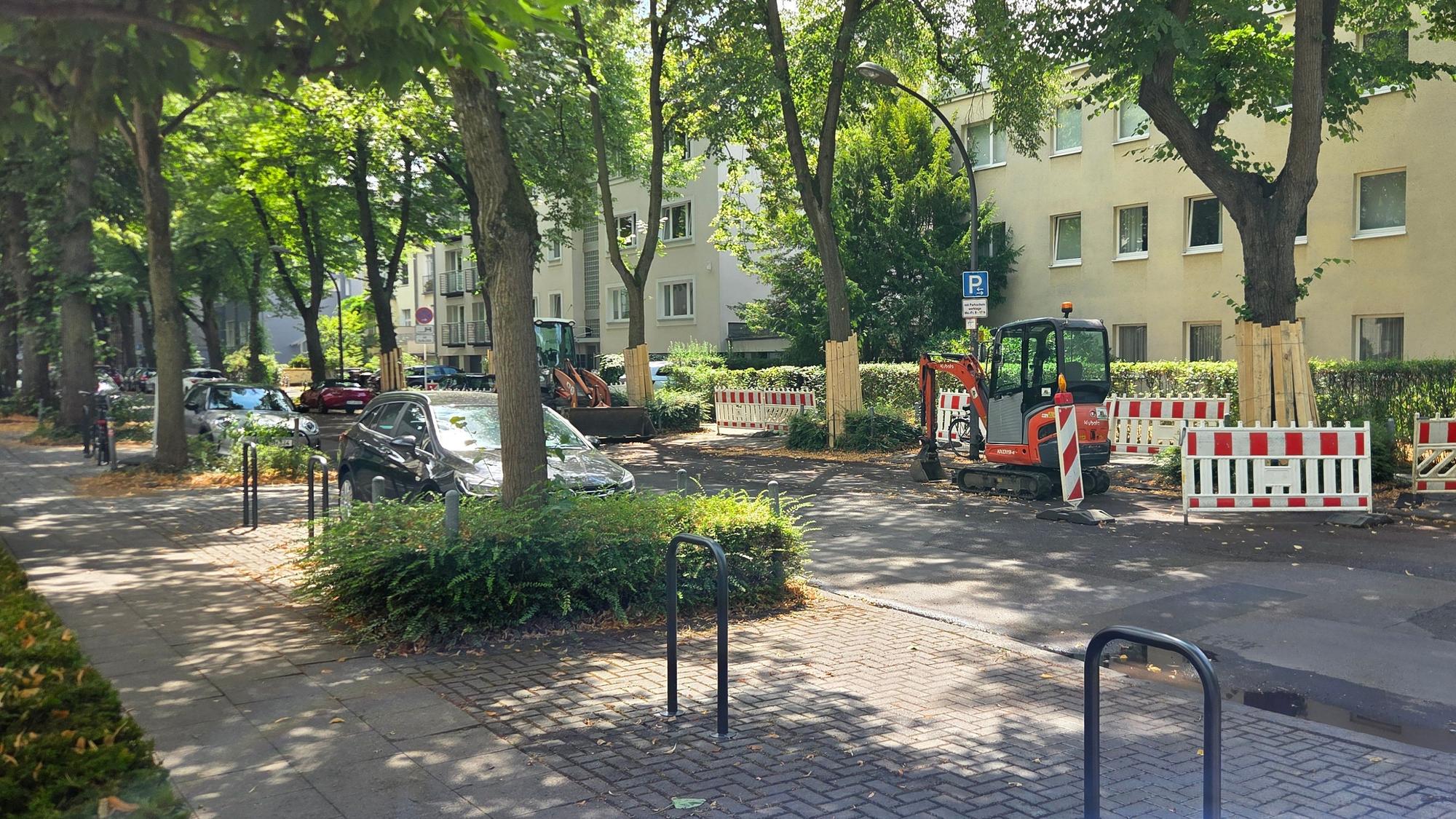 Auf der Landgrafenstraße in Köln-Lindenthal verhindern Fahrradbügel das Querparken.