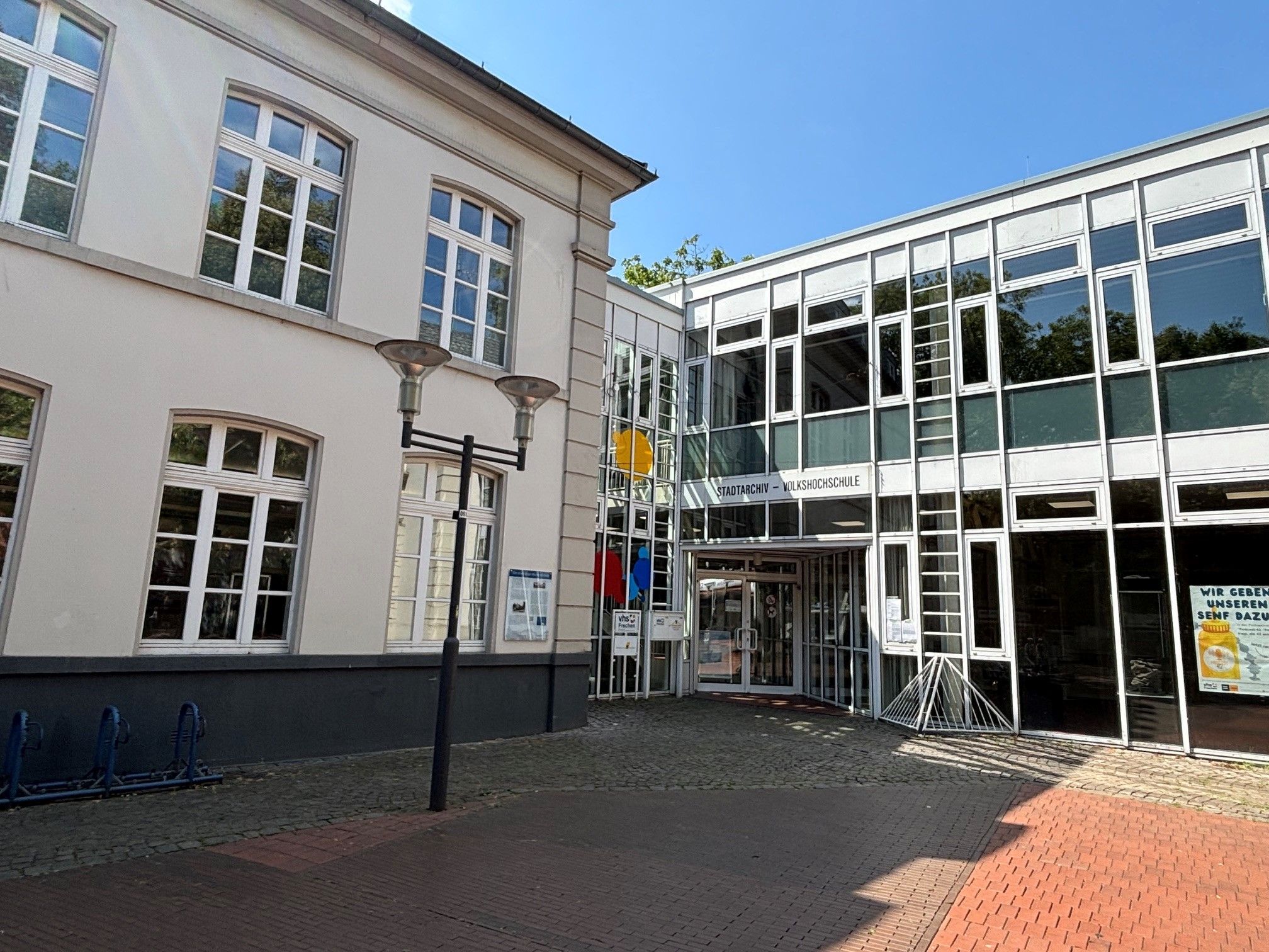 Das Bild zeigt den Eingang zu einem Schulgebäude.