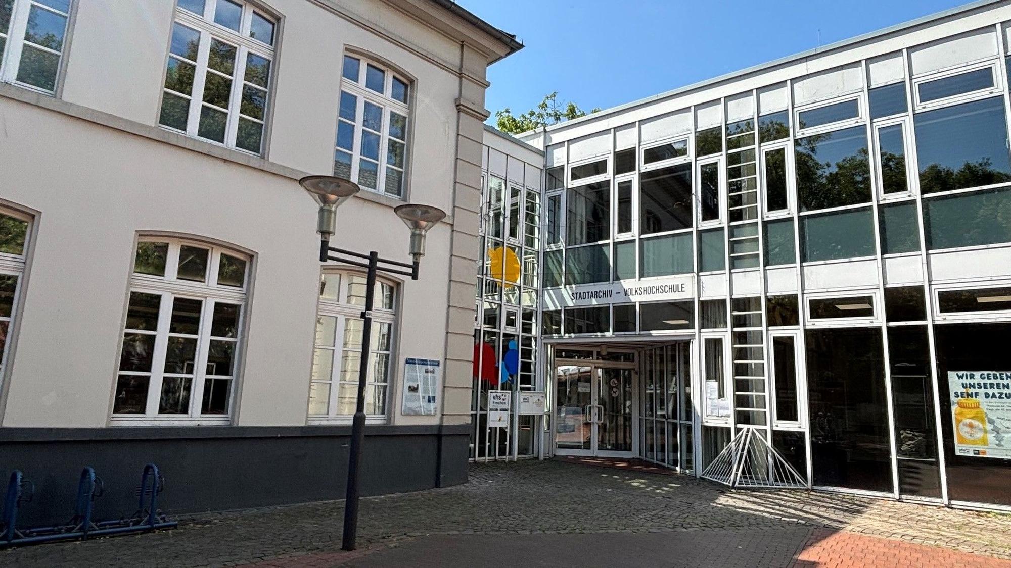 Das Bild zeigt den Eingang zu einem Schulgebäude.