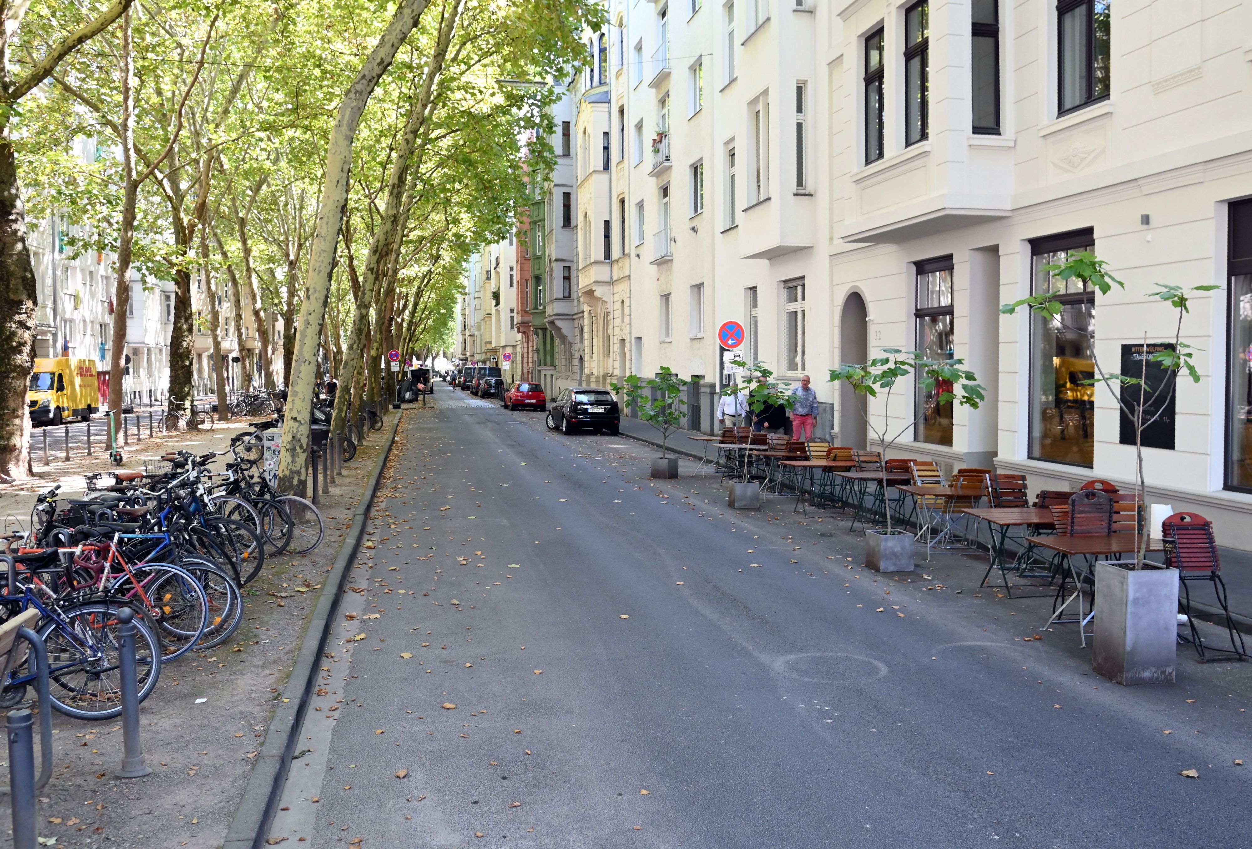 In der Weißenburgstraße im Agnesviertel hat die Stadt Köln Parkplätze am linken Straßenrand entfernt.