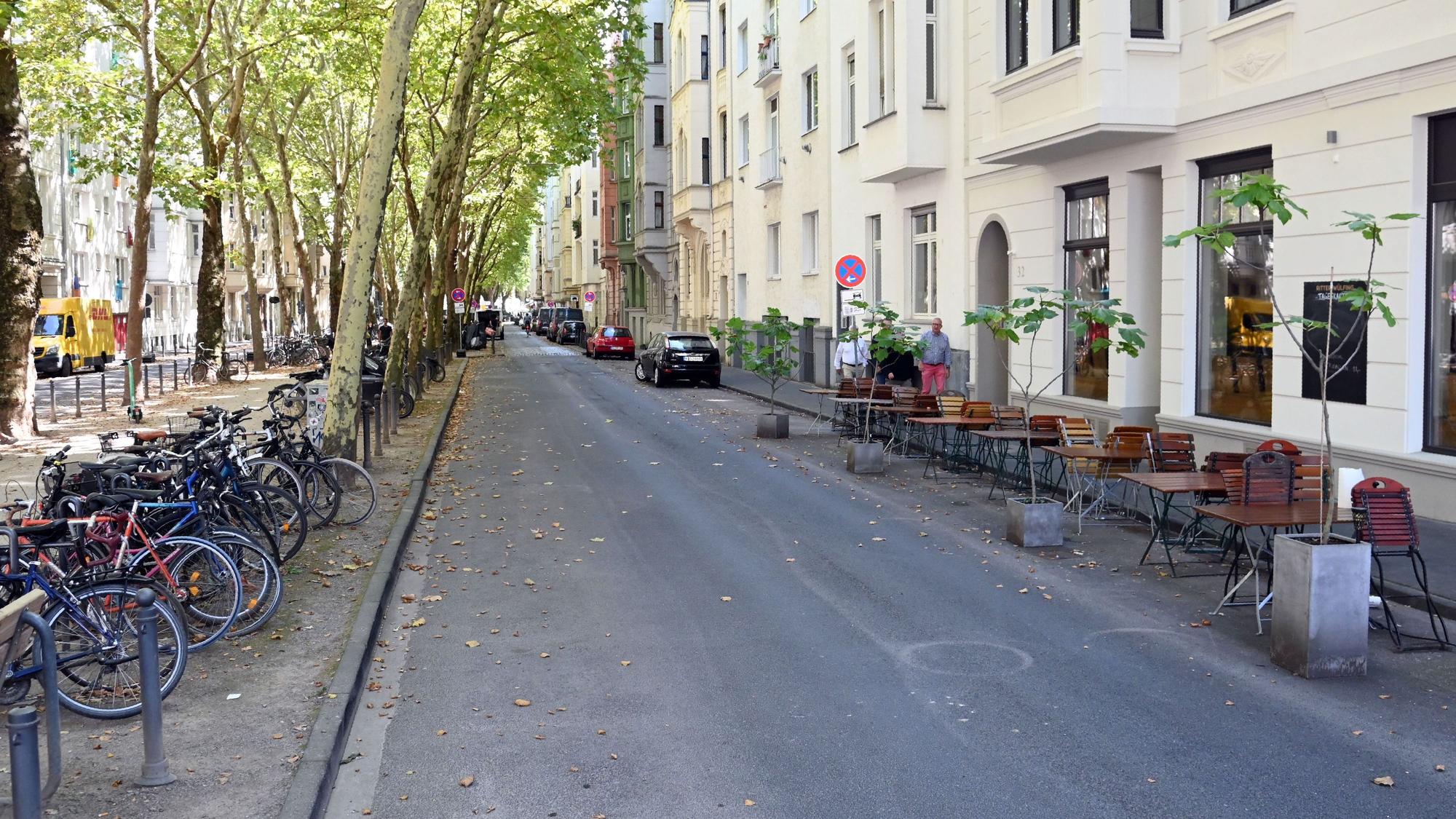 In der Weißenburgstraße im Agnesviertel hat die Stadt Köln Parkplätze am linken Straßenrand entfernt.