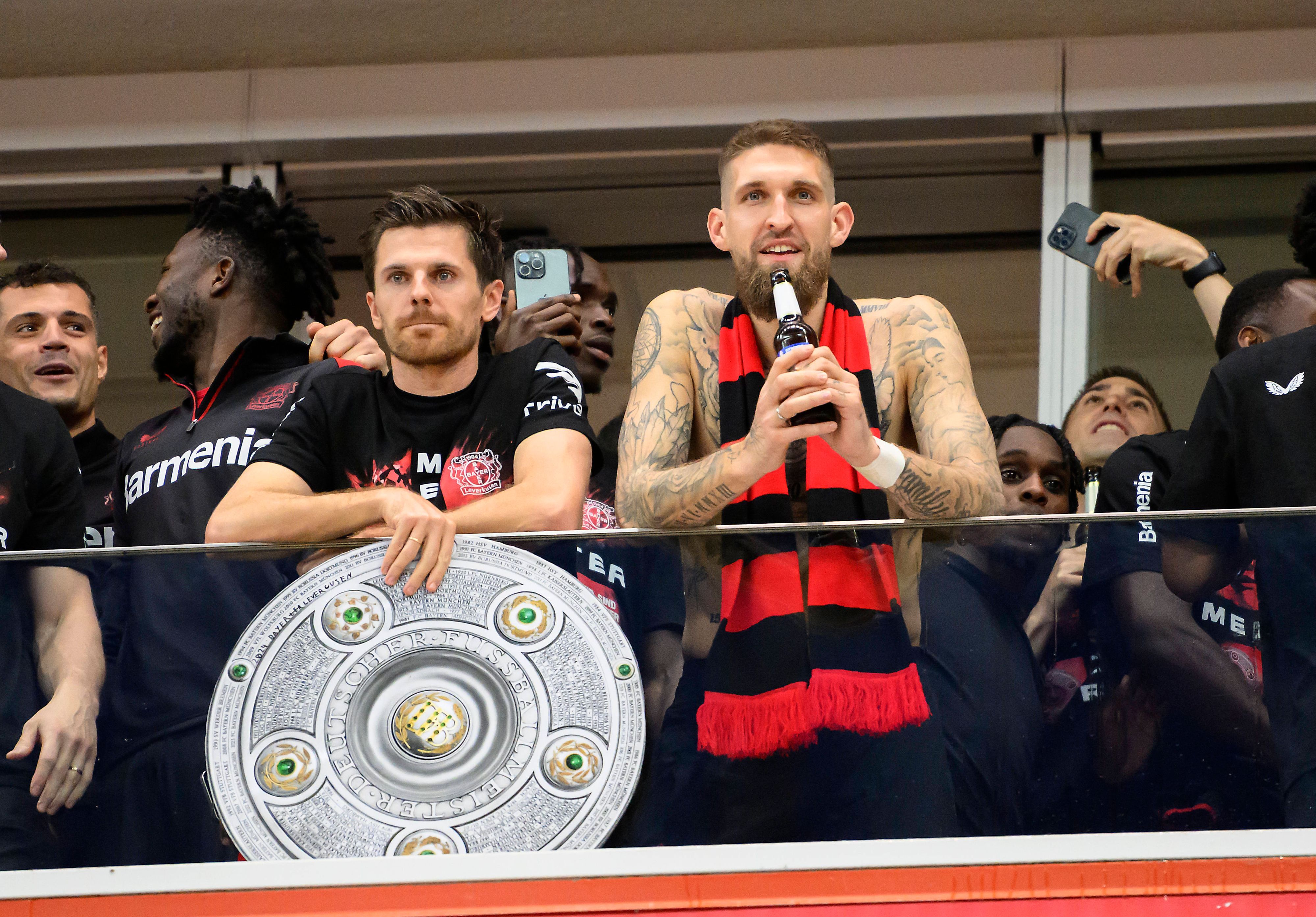 Jonas Hofmann (l.) und Robert Andrich bei der Meisterfeier in der BayArena.