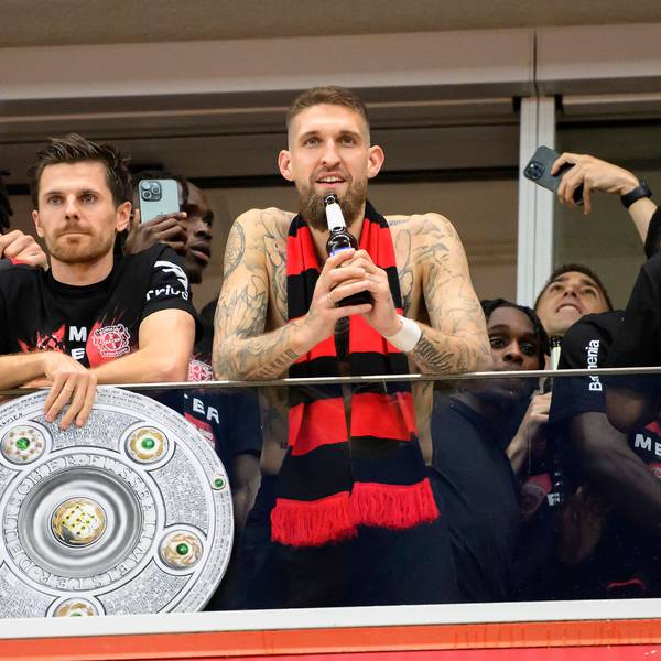 Jonas Hofmann (l.) und Robert Andrich bei der Meisterfeier in der BayArena.