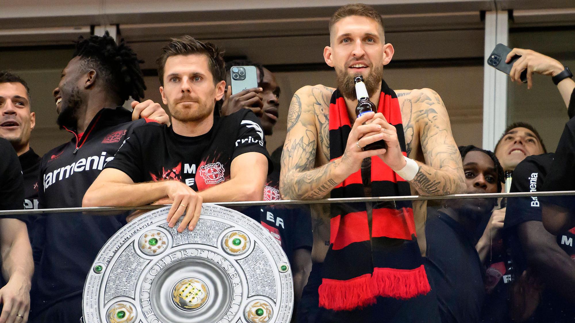 Jonas Hofmann (l.) und Robert Andrich bei der Meisterfeier in der BayArena.