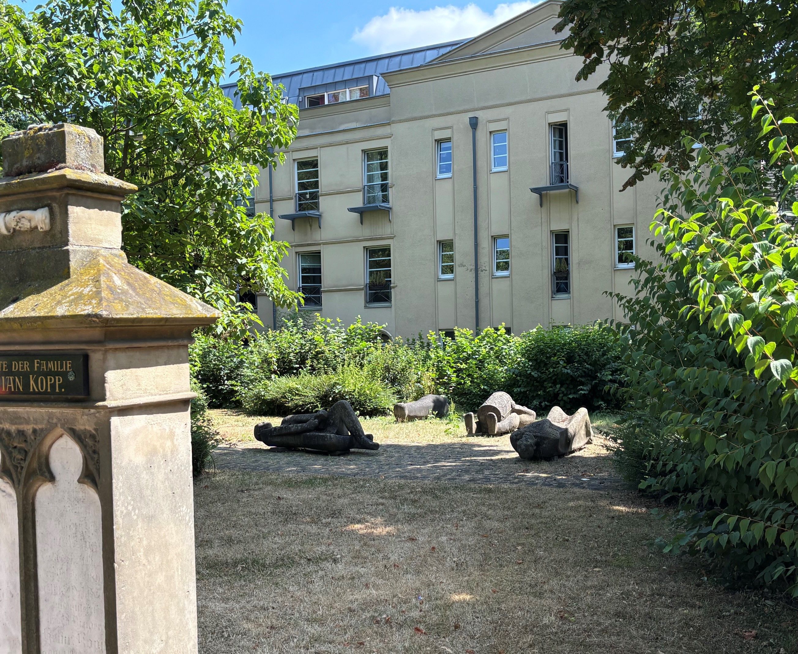 Zu sehen ist der Alte Friedhof St. Audomar mit einer Skulpturengruppe.