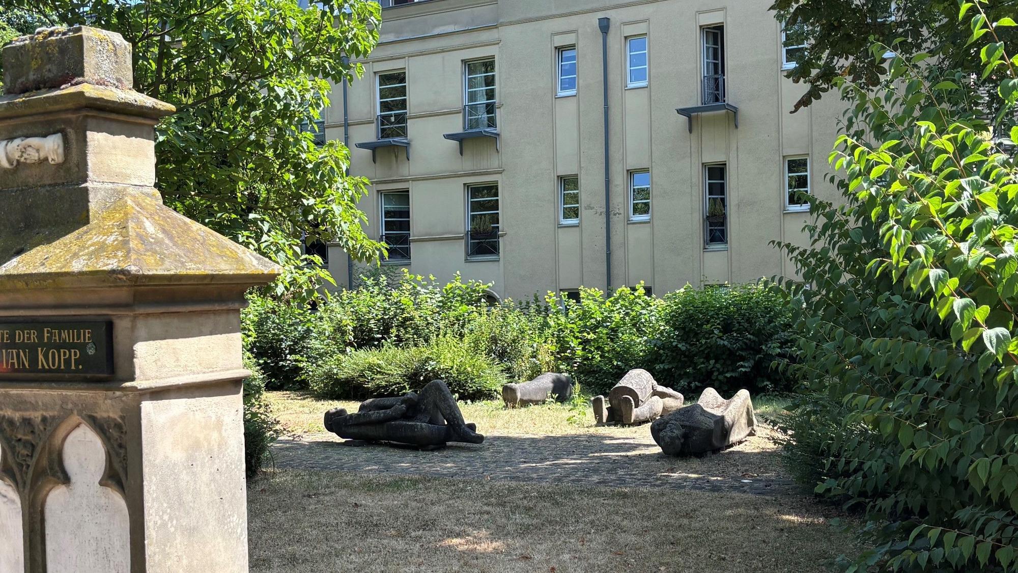 Zu sehen ist der Alte Friedhof St. Audomar mit einer Skulpturengruppe.