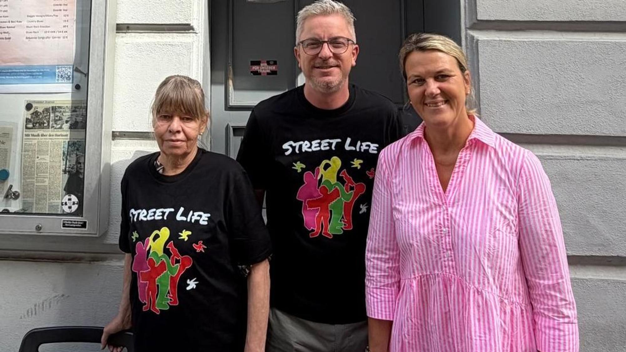 Ingrid Orth, Toby Sauter und Regina Malek (EVL) stellen das diesjährige Programm des Festivals vor.