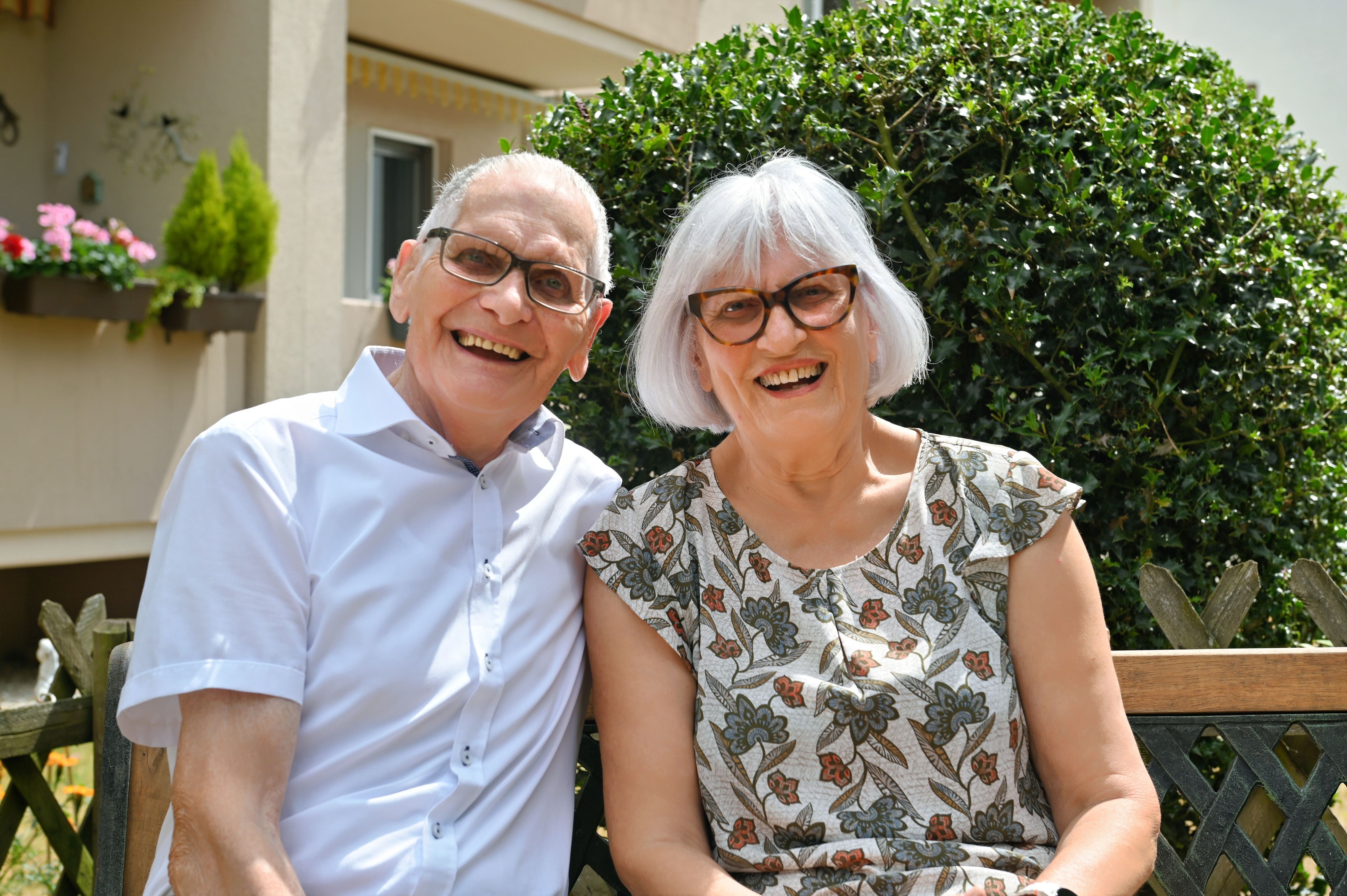 Helmuth und Karin Fischer sitzen im Garten.