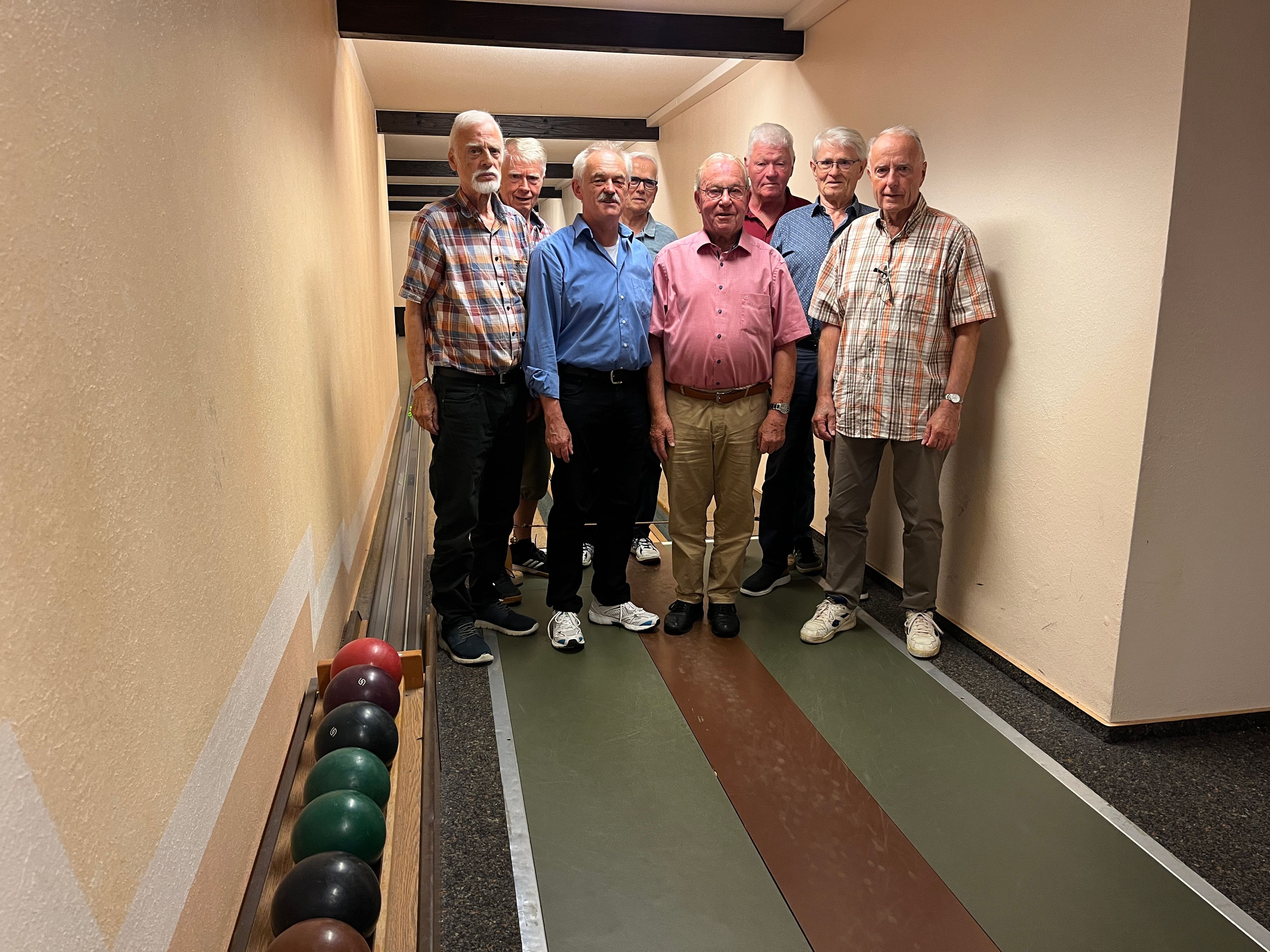 Vier der acht Kegelbrüder von Eener bliev stonn sind Gründungsmitglieder, seit 60 Jahren treffen sie sich jeden zweiten Freitag.