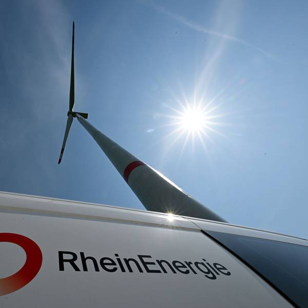 Ein Windrad dreht sich in einem sanierten Windpark.