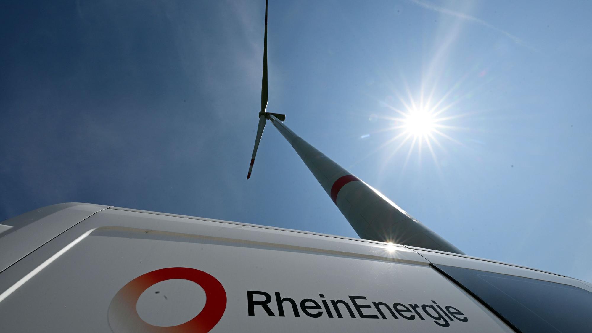 Ein Windrad dreht sich in einem sanierten Windpark.