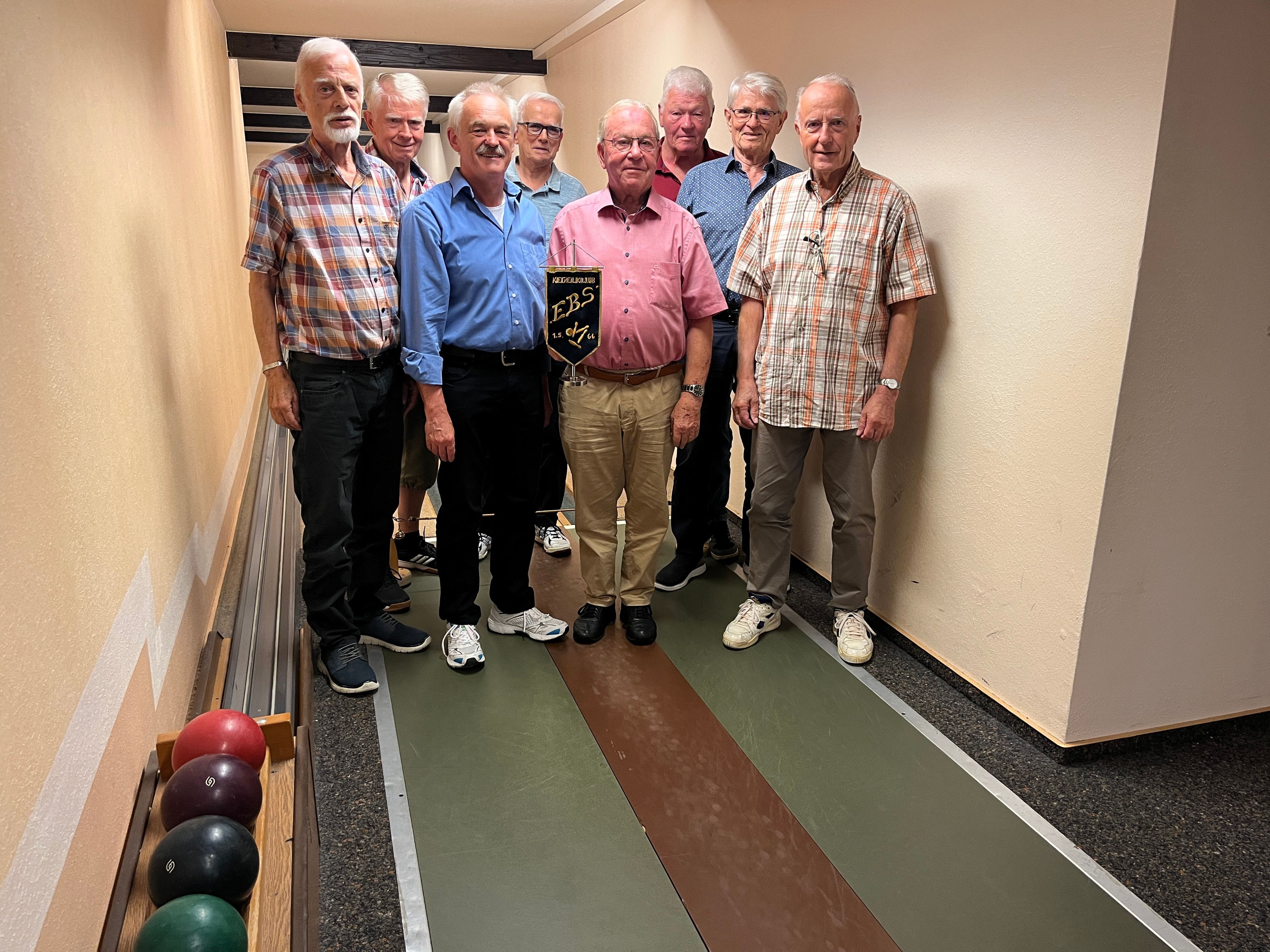 Der Clubwimpel zeigt das beachtliche Alter des Vereins an.