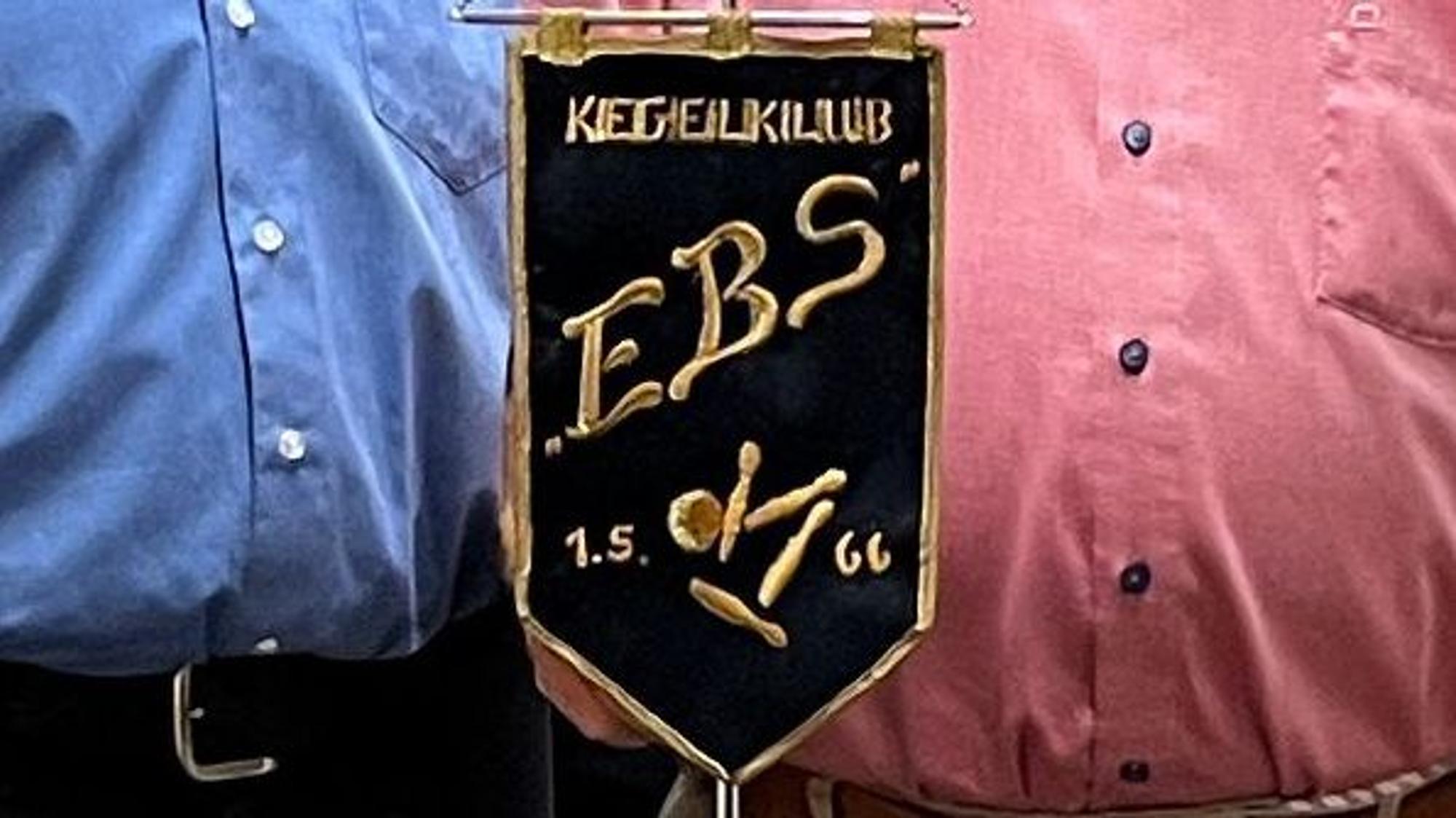 Der Clubwimpel zeigt das beachtliche Alter des Vereins an.