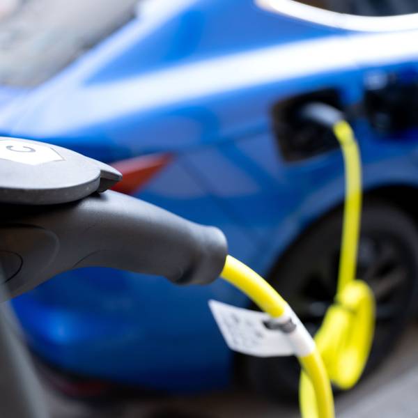 Ein Elektroauto steht in der Innenstadt an einer Ladesäule