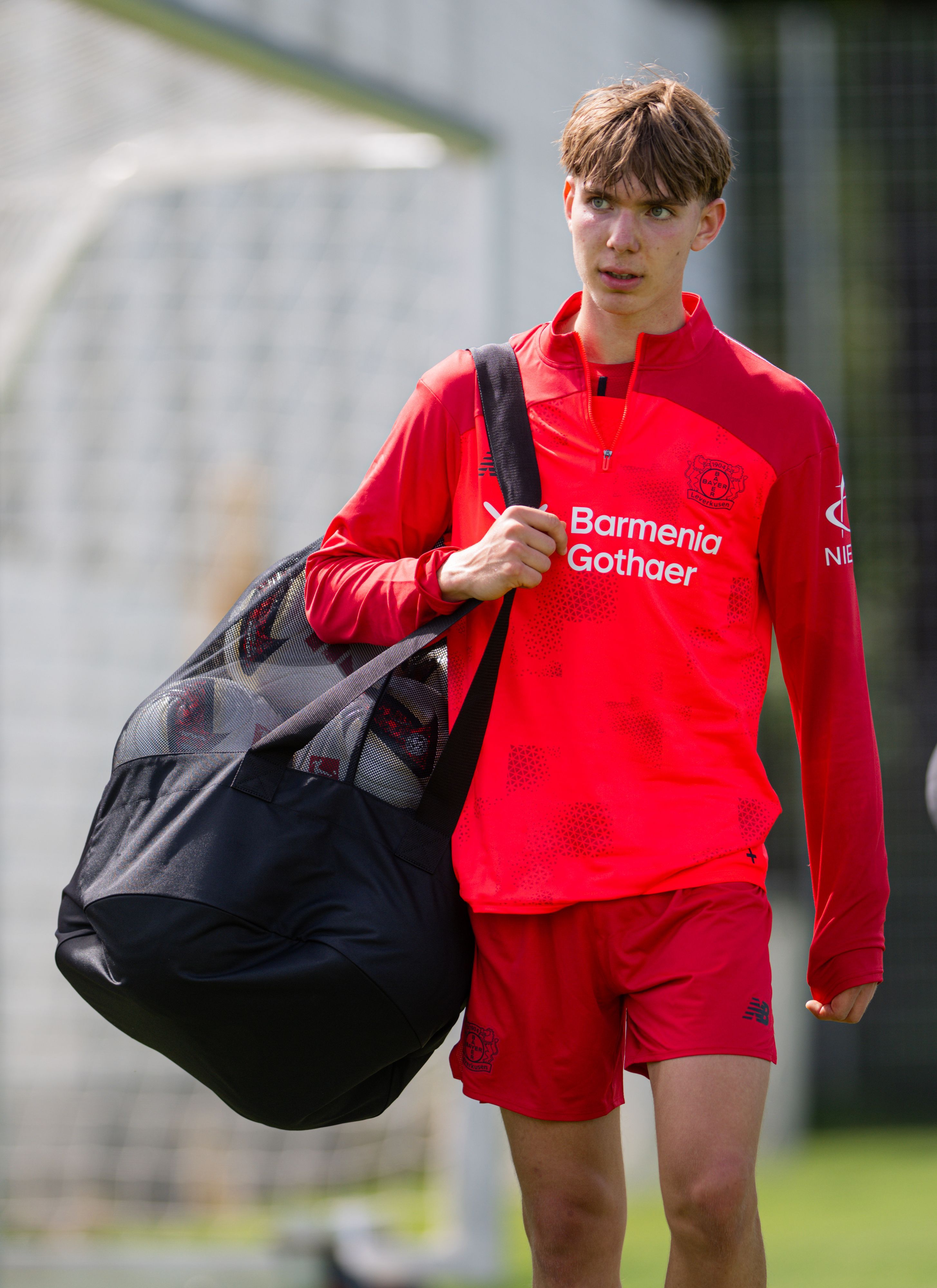 Kennet Eichhorn kommt zum Training.