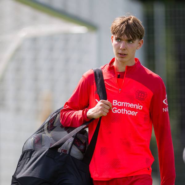 Kennet Eichhorn kommt zum Training.