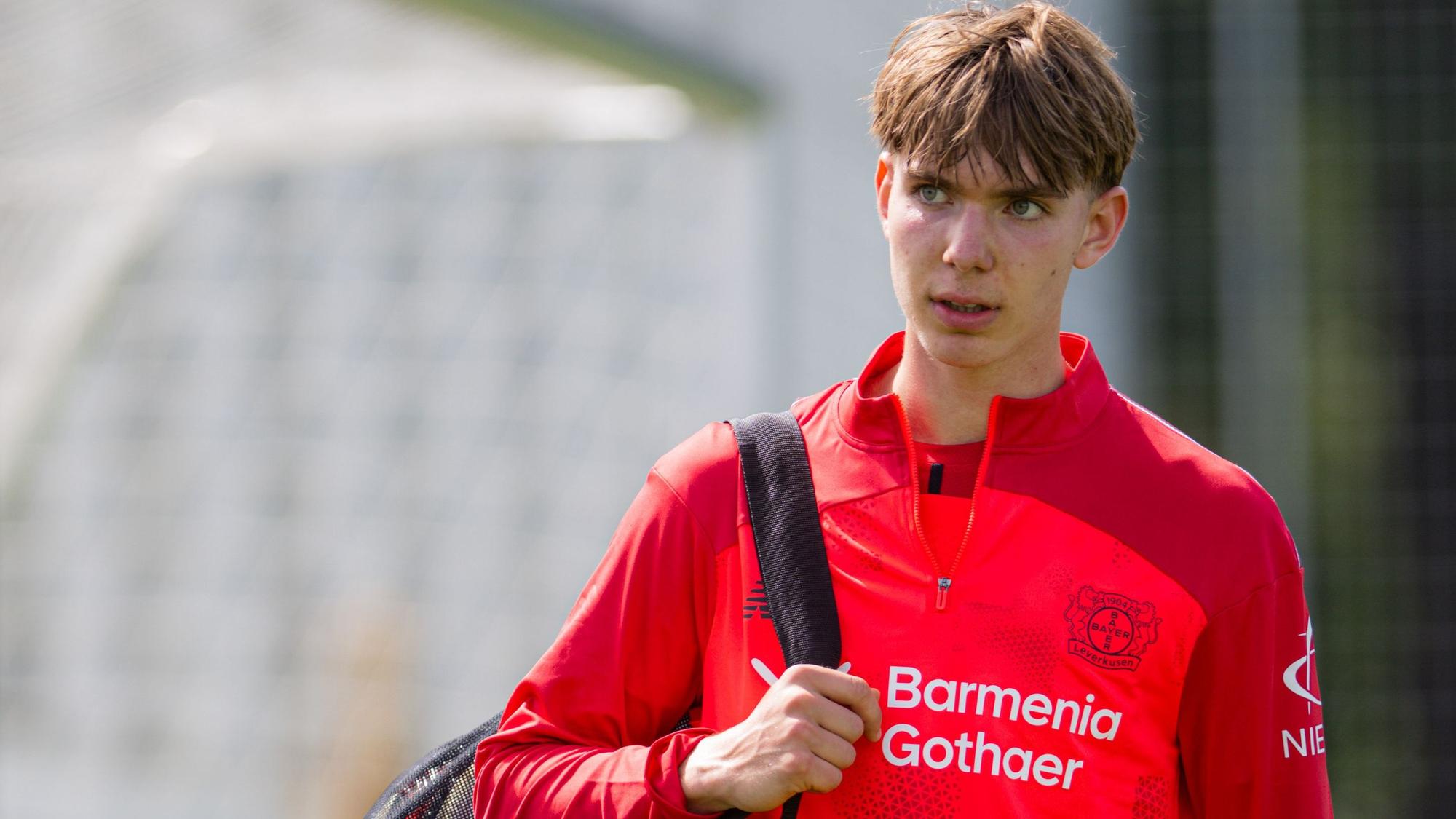 Kennet Eichhorn kommt zum Training.